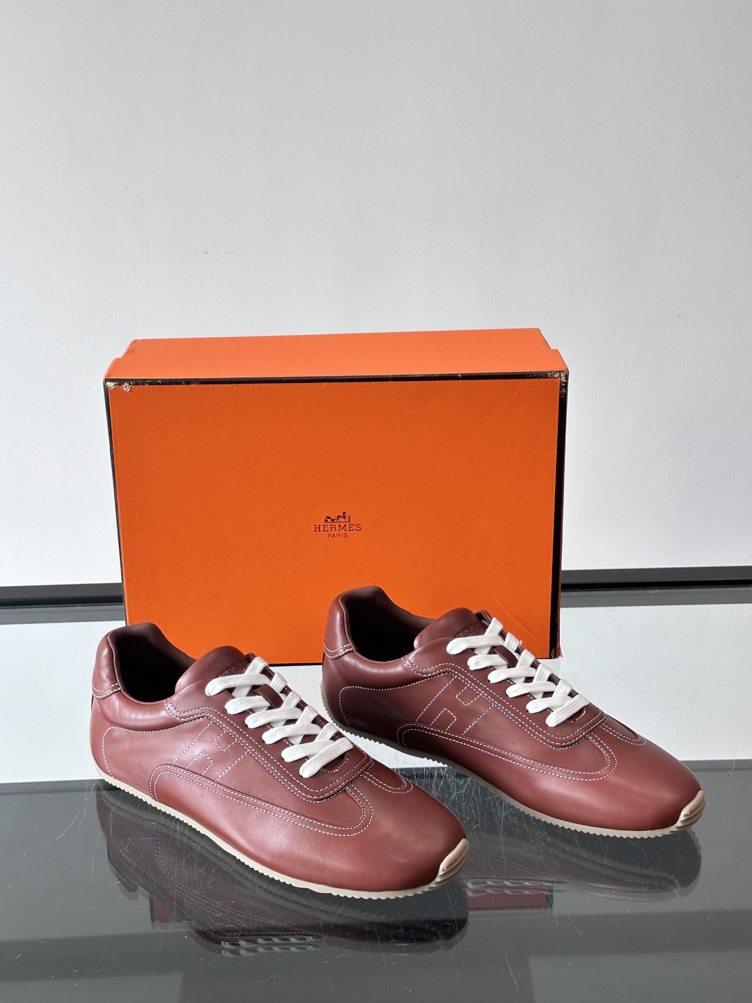 H爱马仕德训鞋采用头层牛皮，质感细腻耐用，鞋面搭配简约线条，复古又百搭✨。薄底设计轻便舒适，长时间走路也