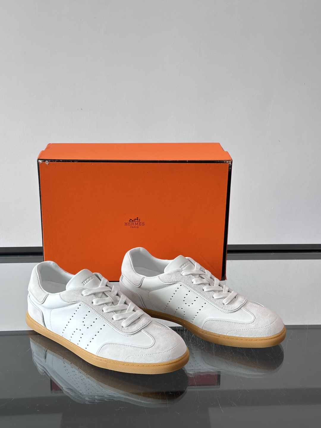 H爱马仕德训鞋采用头层牛皮，质感细腻耐用，鞋面搭配简约线条，复古又百搭✨。薄底设计轻便舒适，长时间走路也