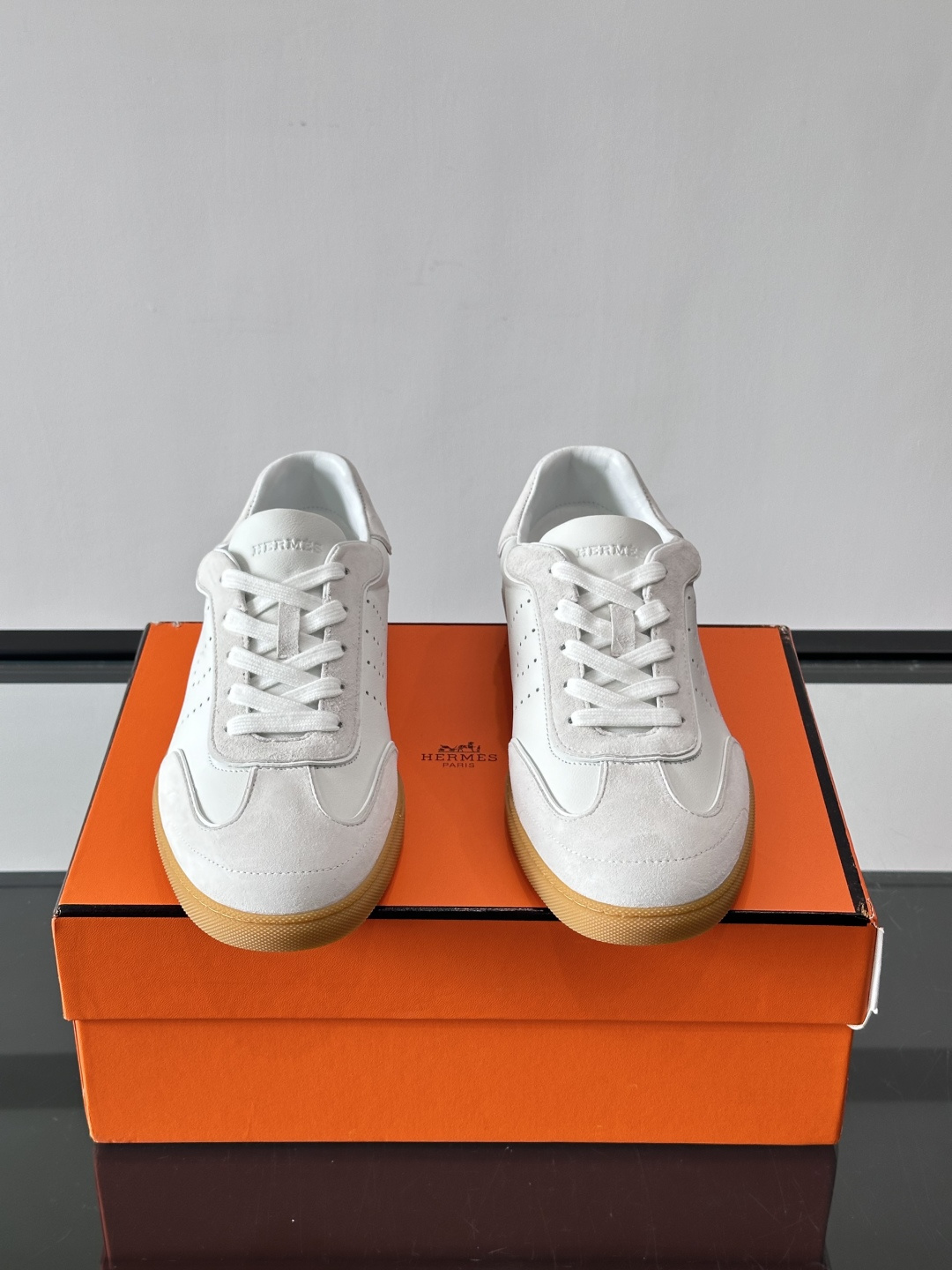 H爱马仕德训鞋采用头层牛皮，质感细腻耐用，鞋面搭配简约线条，复古又百搭✨。薄底设计轻便舒适，长时间走路也