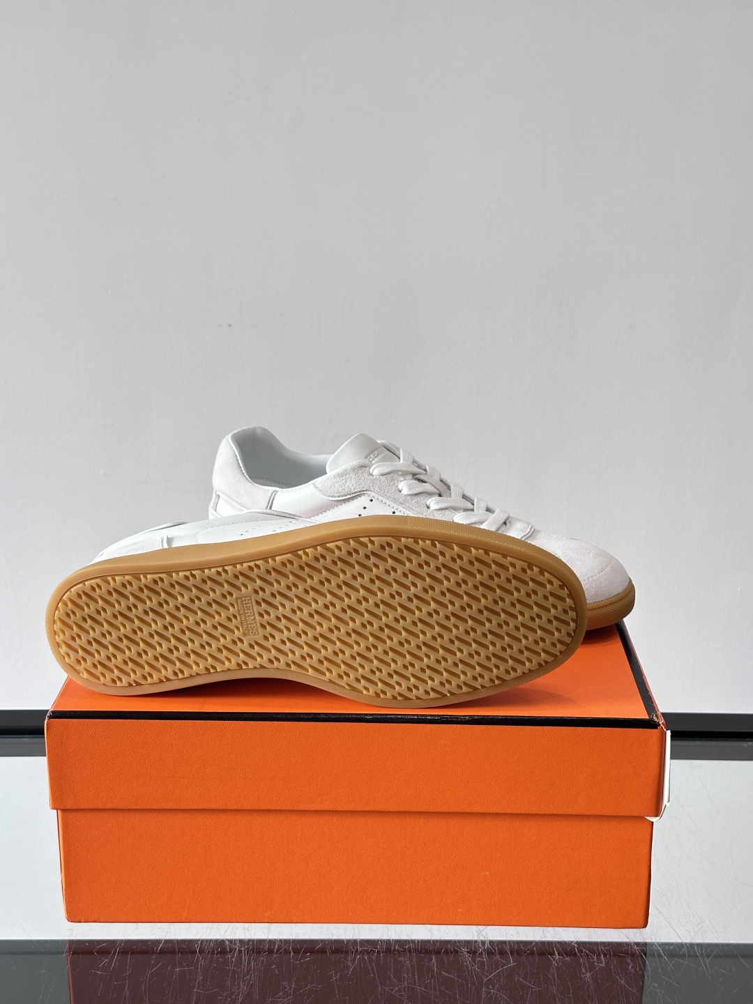 H爱马仕德训鞋采用头层牛皮，质感细腻耐用，鞋面搭配简约线条，复古又百搭✨。薄底设计轻便舒适，长时间走路也