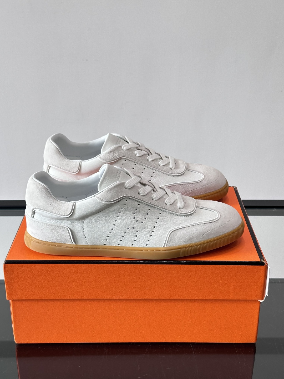 H爱马仕德训鞋采用头层牛皮，质感细腻耐用，鞋面搭配简约线条，复古又百搭✨。薄底设计轻便舒适，长时间走路也