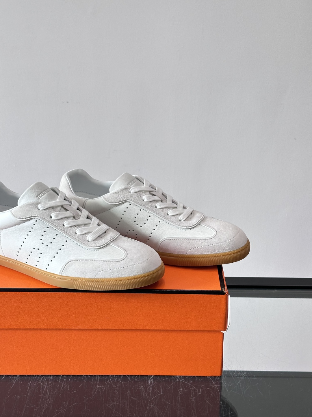 H爱马仕德训鞋采用头层牛皮，质感细腻耐用，鞋面搭配简约线条，复古又百搭✨。薄底设计轻便舒适，长时间走路也