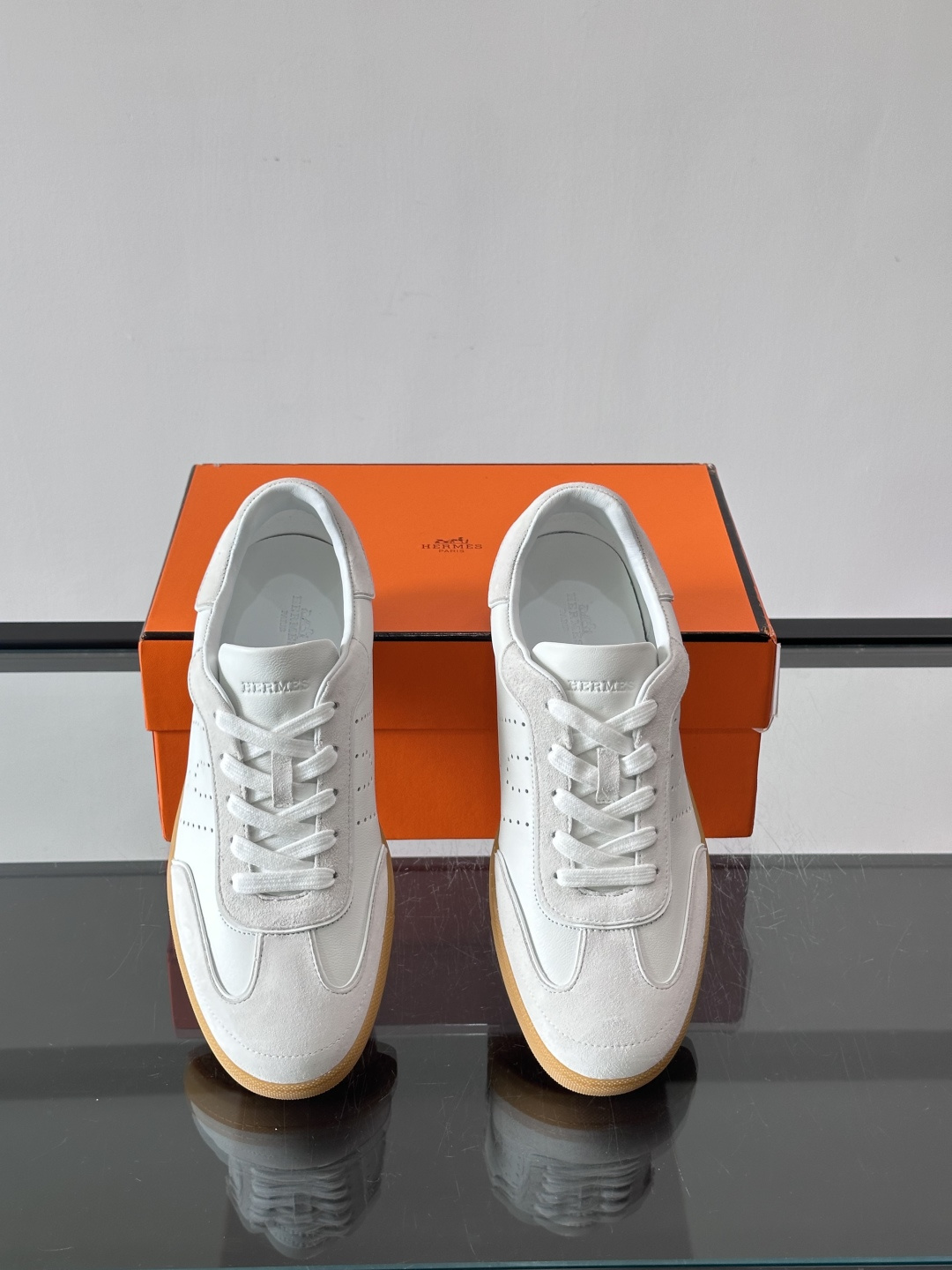 H爱马仕德训鞋采用头层牛皮，质感细腻耐用，鞋面搭配简约线条，复古又百搭✨。薄底设计轻便舒适，长时间走路也