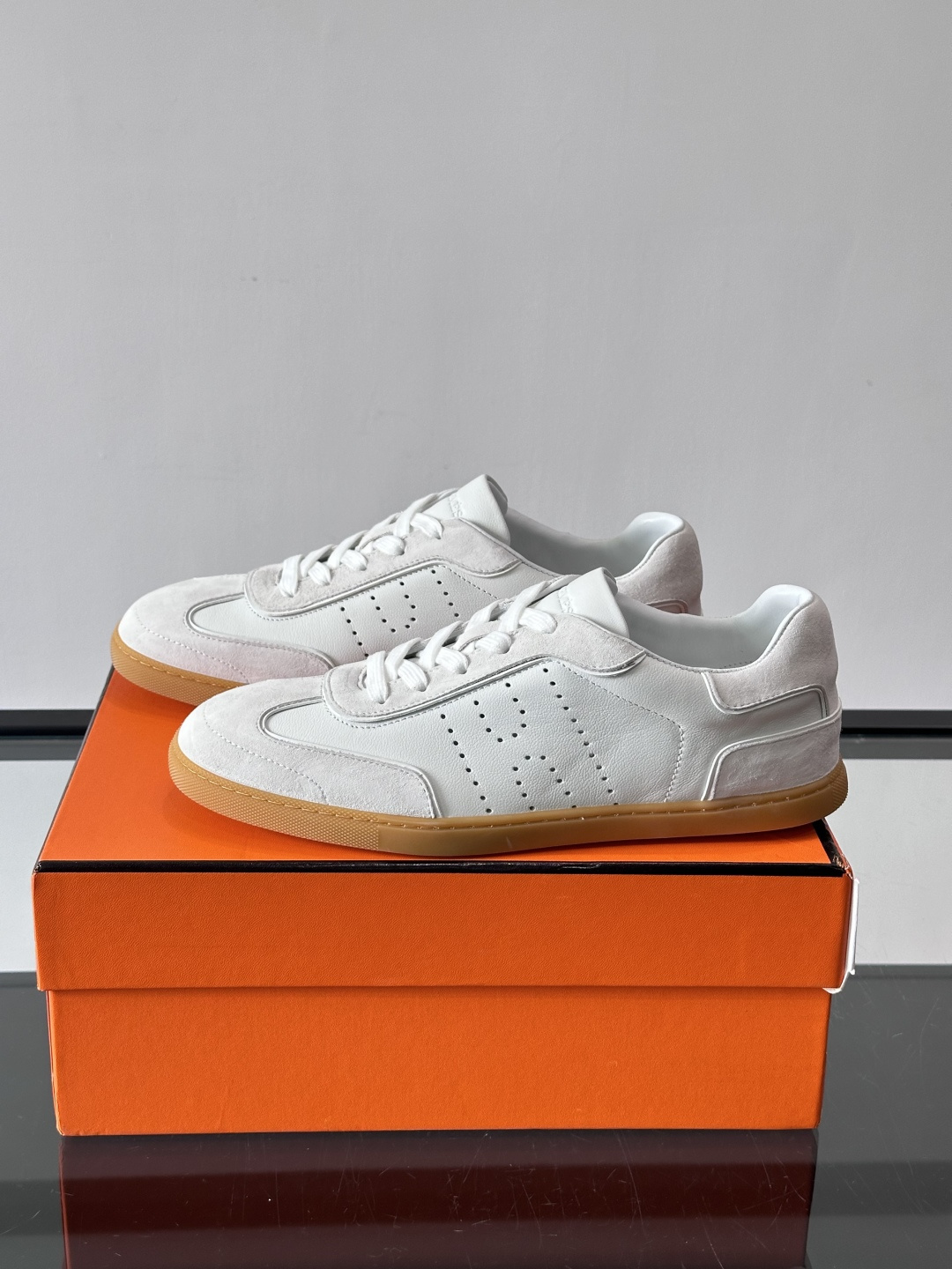 H爱马仕德训鞋采用头层牛皮，质感细腻耐用，鞋面搭配简约线条，复古又百搭✨。薄底设计轻便舒适，长时间走路也