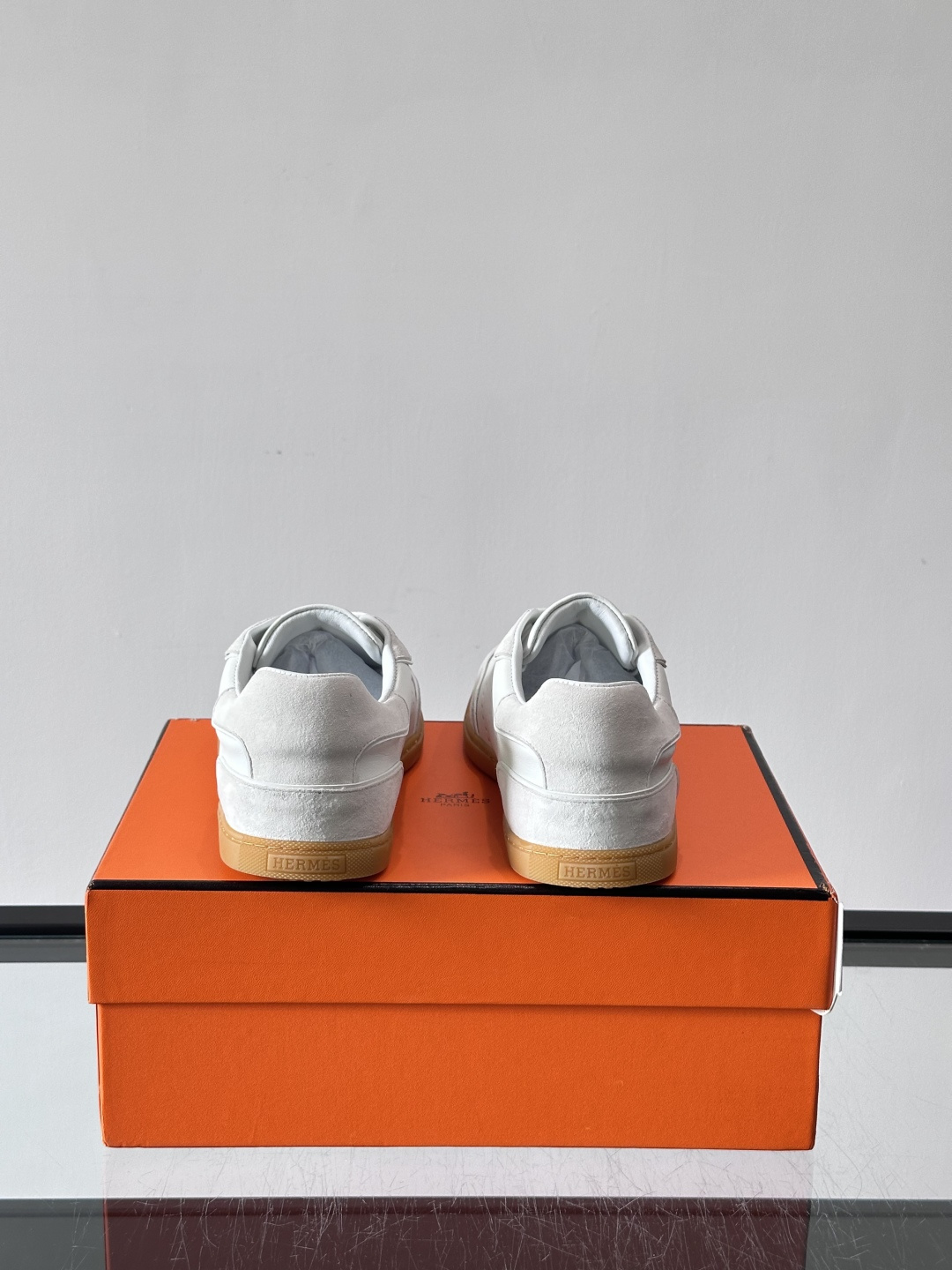 H爱马仕德训鞋采用头层牛皮，质感细腻耐用，鞋面搭配简约线条，复古又百搭✨。薄底设计轻便舒适，长时间走路也