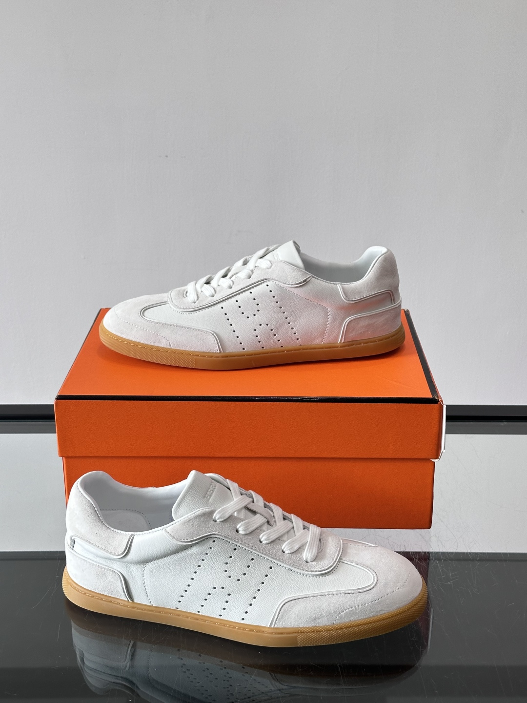 H爱马仕德训鞋采用头层牛皮，质感细腻耐用，鞋面搭配简约线条，复古又百搭✨。薄底设计轻便舒适，长时间走路也