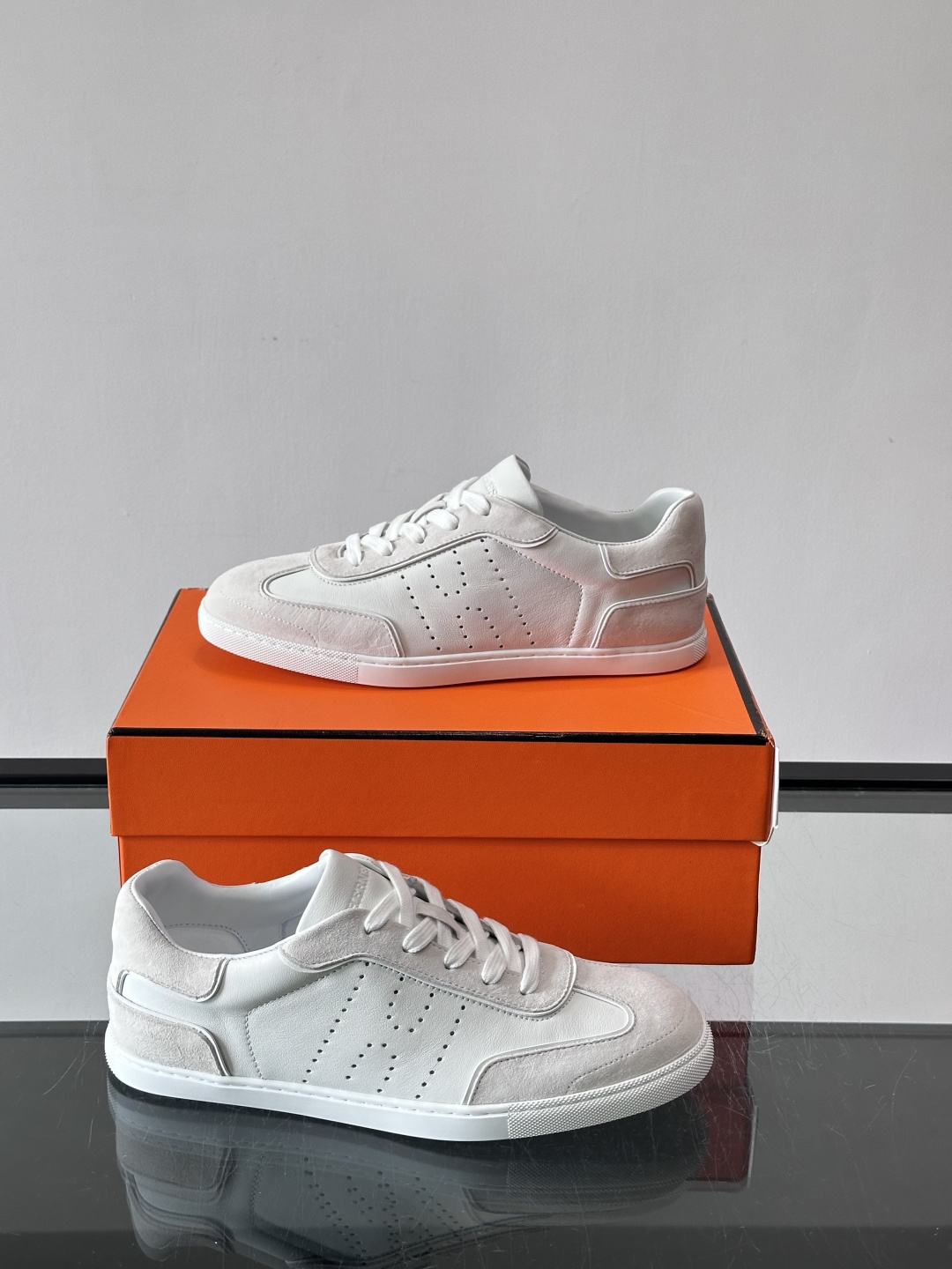 H爱马仕德训鞋采用头层牛皮，质感细腻耐用，鞋面搭配简约线条，复古又百搭✨。薄底设计轻便舒适，长时间走路也