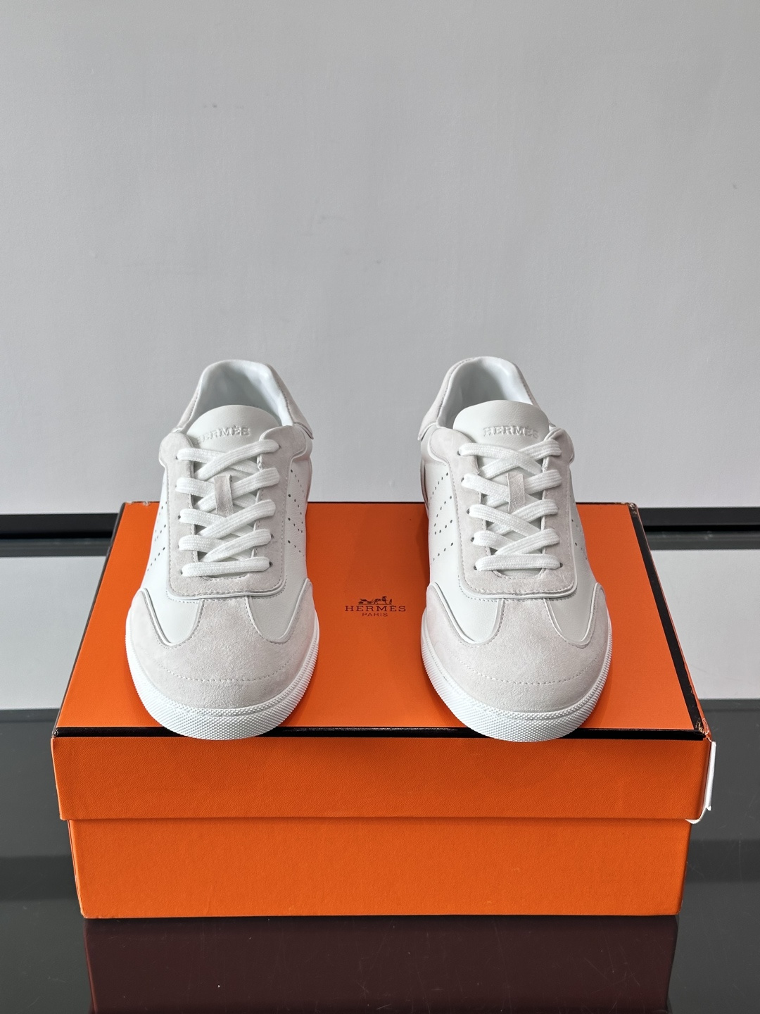 H爱马仕德训鞋采用头层牛皮，质感细腻耐用，鞋面搭配简约线条，复古又百搭✨。薄底设计轻便舒适，长时间走路也