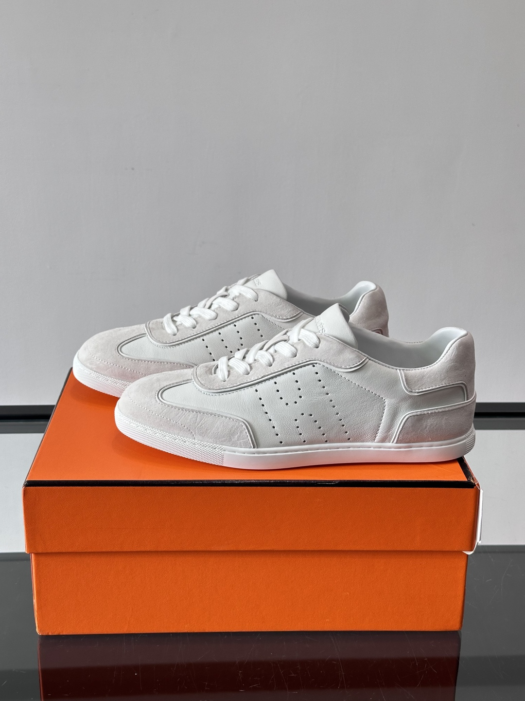 H爱马仕德训鞋采用头层牛皮，质感细腻耐用，鞋面搭配简约线条，复古又百搭✨。薄底设计轻便舒适，长时间走路也