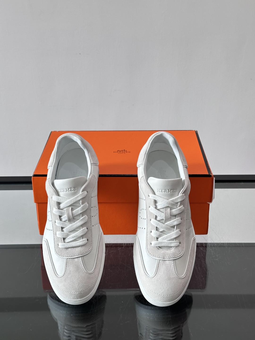 H爱马仕德训鞋采用头层牛皮，质感细腻耐用，鞋面搭配简约线条，复古又百搭✨。薄底设计轻便舒适，长时间走路也