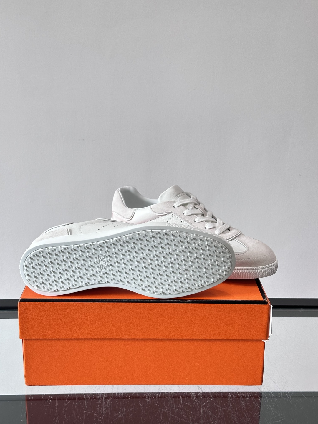 H爱马仕德训鞋采用头层牛皮，质感细腻耐用，鞋面搭配简约线条，复古又百搭✨。薄底设计轻便舒适，长时间走路也