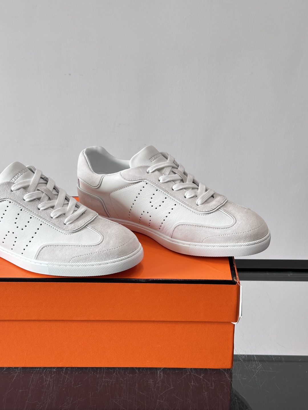 H爱马仕德训鞋采用头层牛皮，质感细腻耐用，鞋面搭配简约线条，复古又百搭✨。薄底设计轻便舒适，长时间走路也