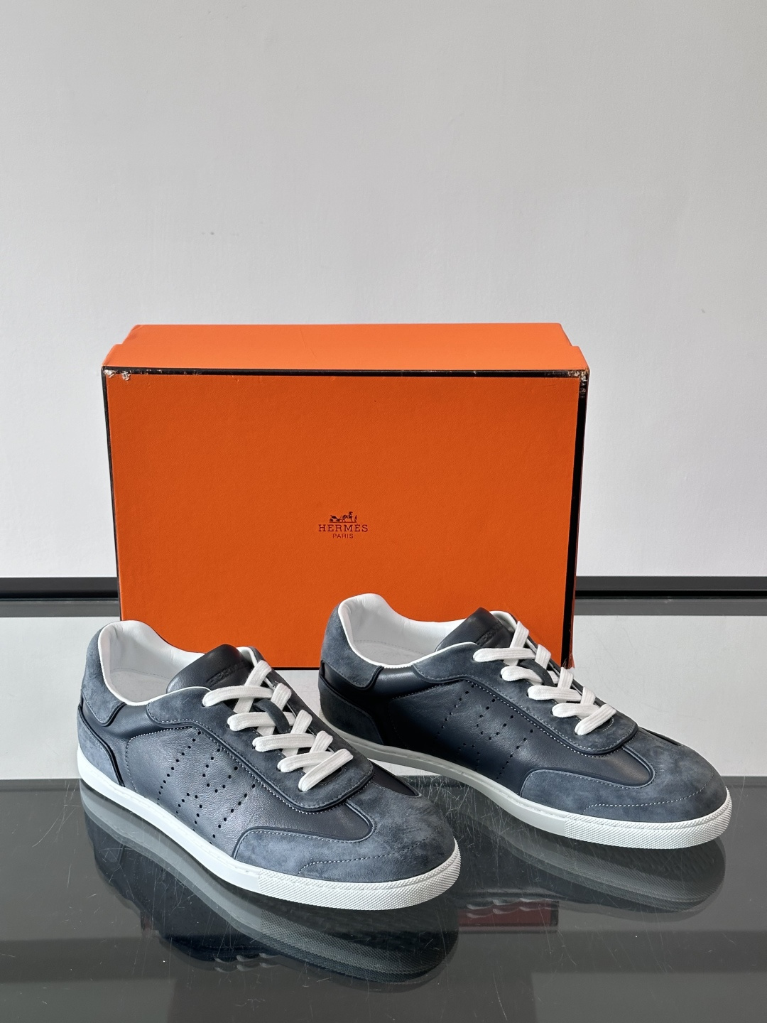 H爱马仕德训鞋采用头层牛皮，质感细腻耐用，鞋面搭配简约线条，复古又百搭✨。薄底设计轻便舒适，长时间走路也