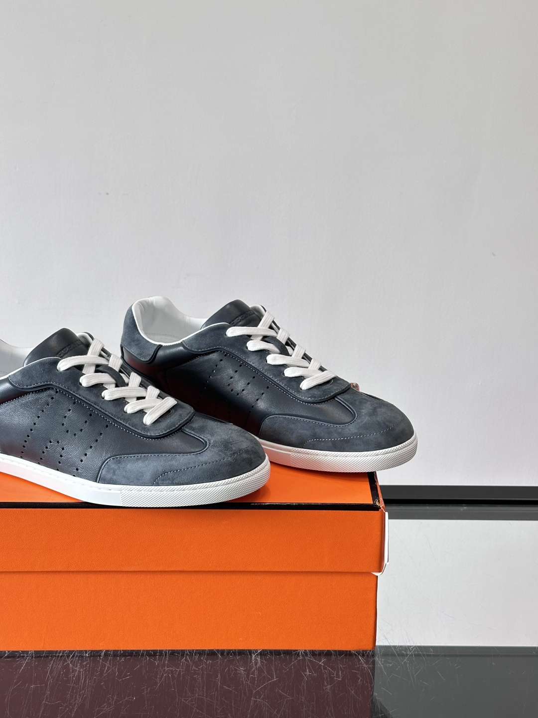 H爱马仕德训鞋采用头层牛皮，质感细腻耐用，鞋面搭配简约线条，复古又百搭✨。薄底设计轻便舒适，长时间走路也