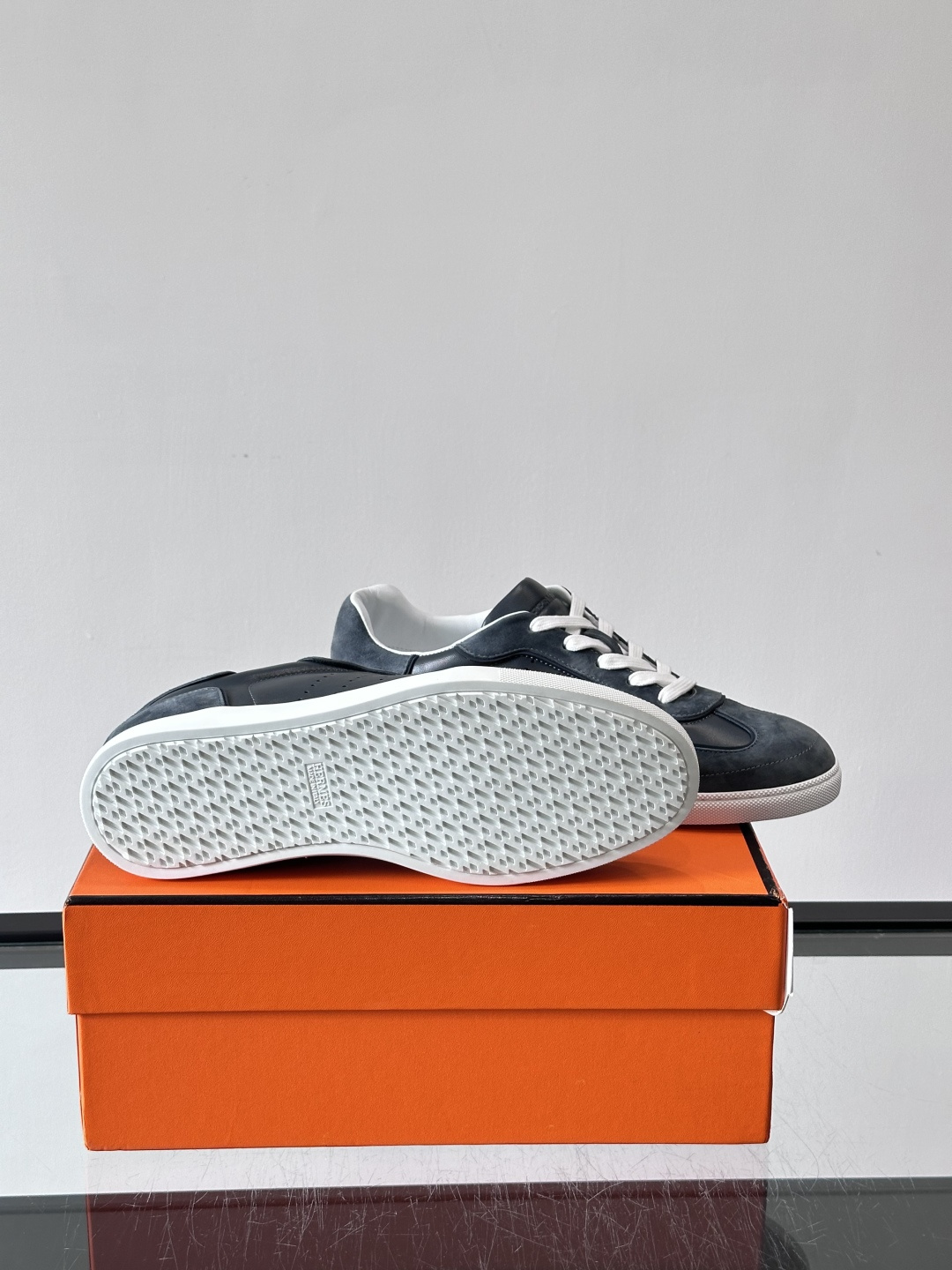 H爱马仕德训鞋采用头层牛皮，质感细腻耐用，鞋面搭配简约线条，复古又百搭✨。薄底设计轻便舒适，长时间走路也