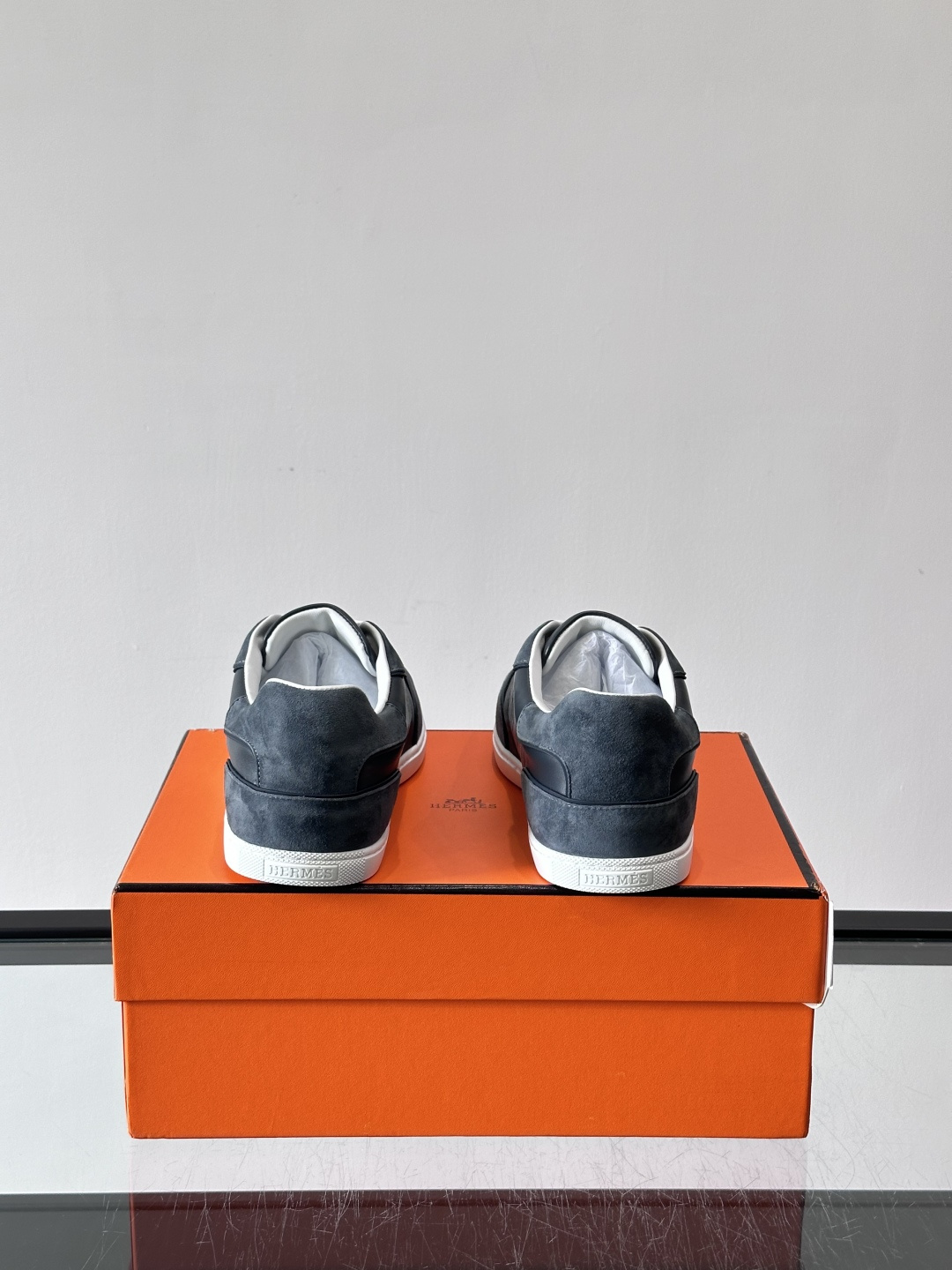 H爱马仕德训鞋采用头层牛皮，质感细腻耐用，鞋面搭配简约线条，复古又百搭✨。薄底设计轻便舒适，长时间走路也
