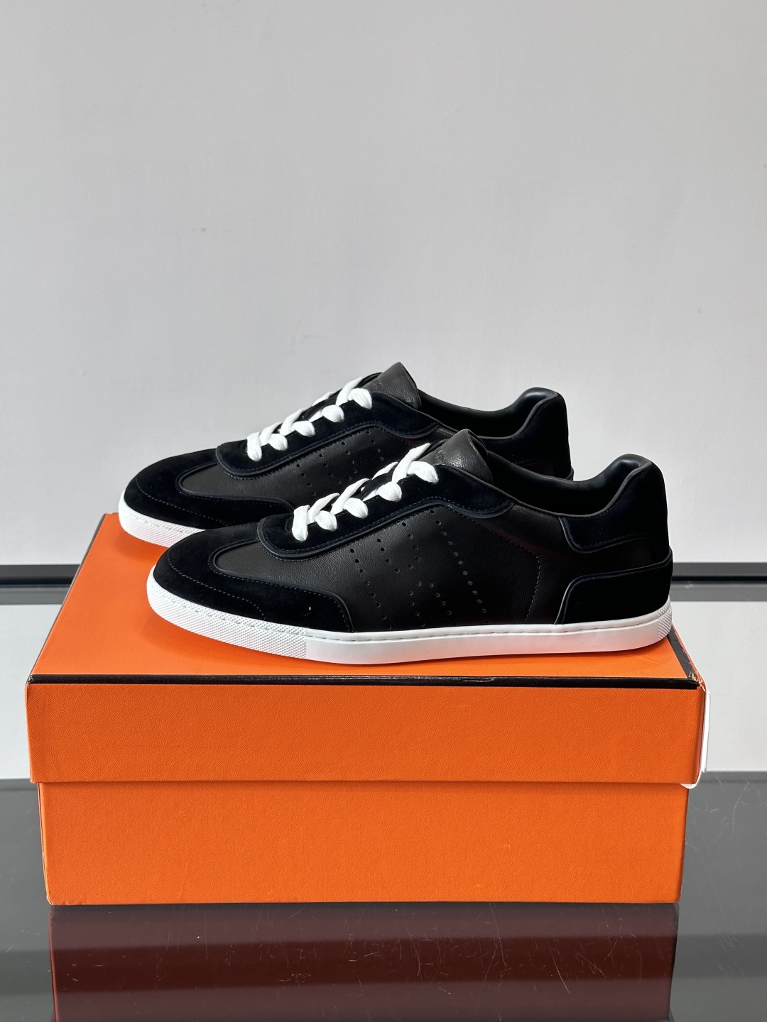 H爱马仕德训鞋采用头层牛皮，质感细腻耐用，鞋面搭配简约线条，复古又百搭✨。薄底设计轻便舒适，长时间走路也