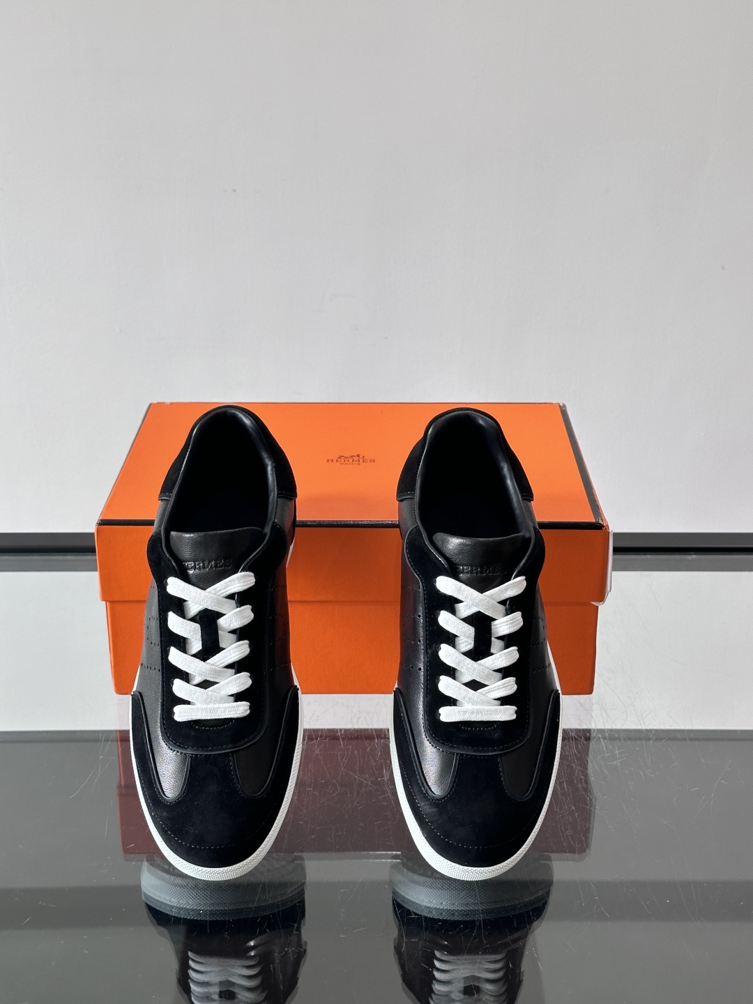 H爱马仕德训鞋采用头层牛皮，质感细腻耐用，鞋面搭配简约线条，复古又百搭✨。薄底设计轻便舒适，长时间走路也