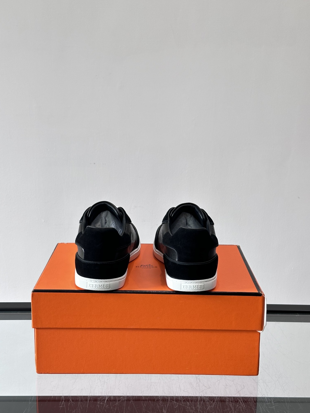 H爱马仕德训鞋采用头层牛皮，质感细腻耐用，鞋面搭配简约线条，复古又百搭✨。薄底设计轻便舒适，长时间走路也