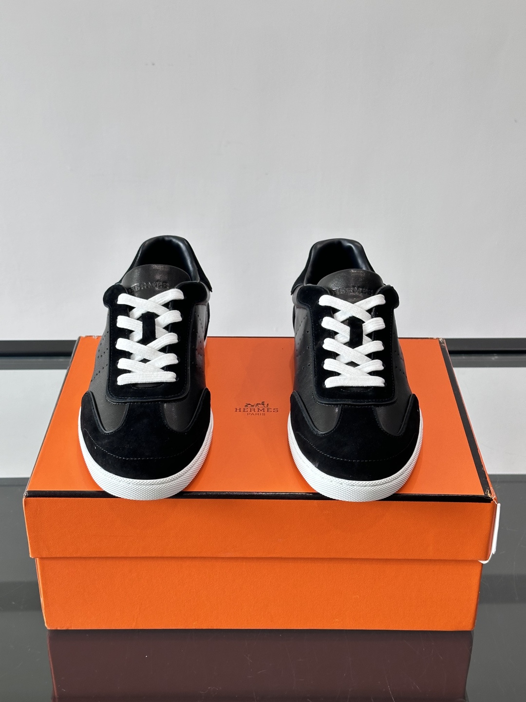 H爱马仕德训鞋采用头层牛皮，质感细腻耐用，鞋面搭配简约线条，复古又百搭✨。薄底设计轻便舒适，长时间走路也