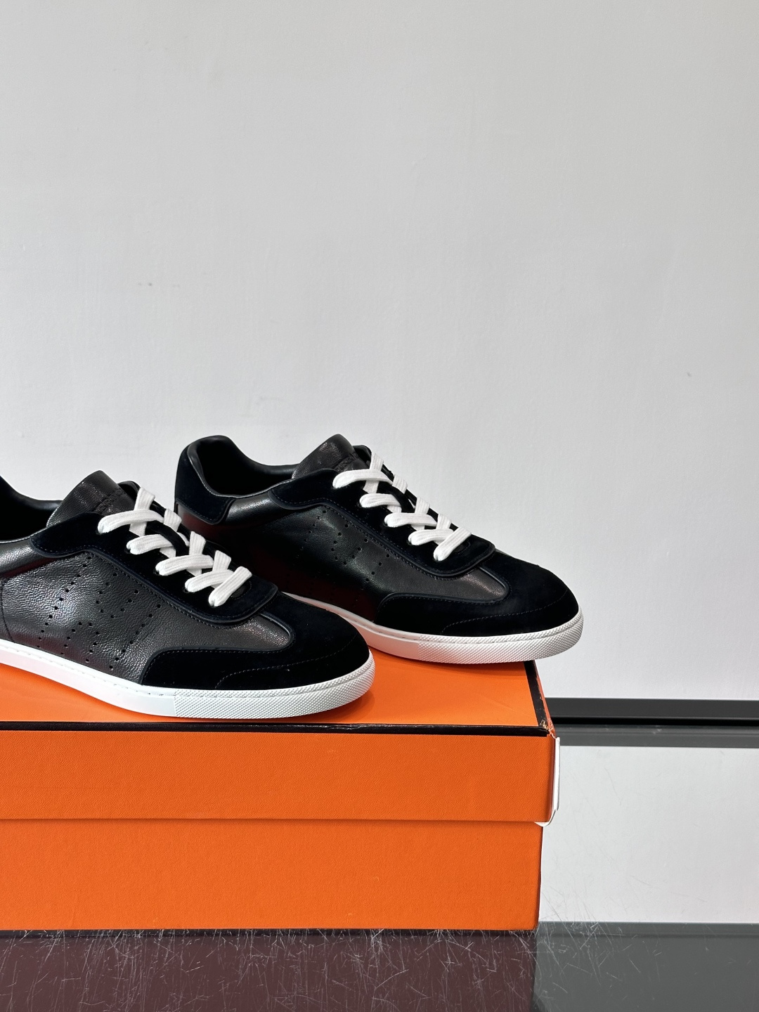 H爱马仕德训鞋采用头层牛皮，质感细腻耐用，鞋面搭配简约线条，复古又百搭✨。薄底设计轻便舒适，长时间走路也