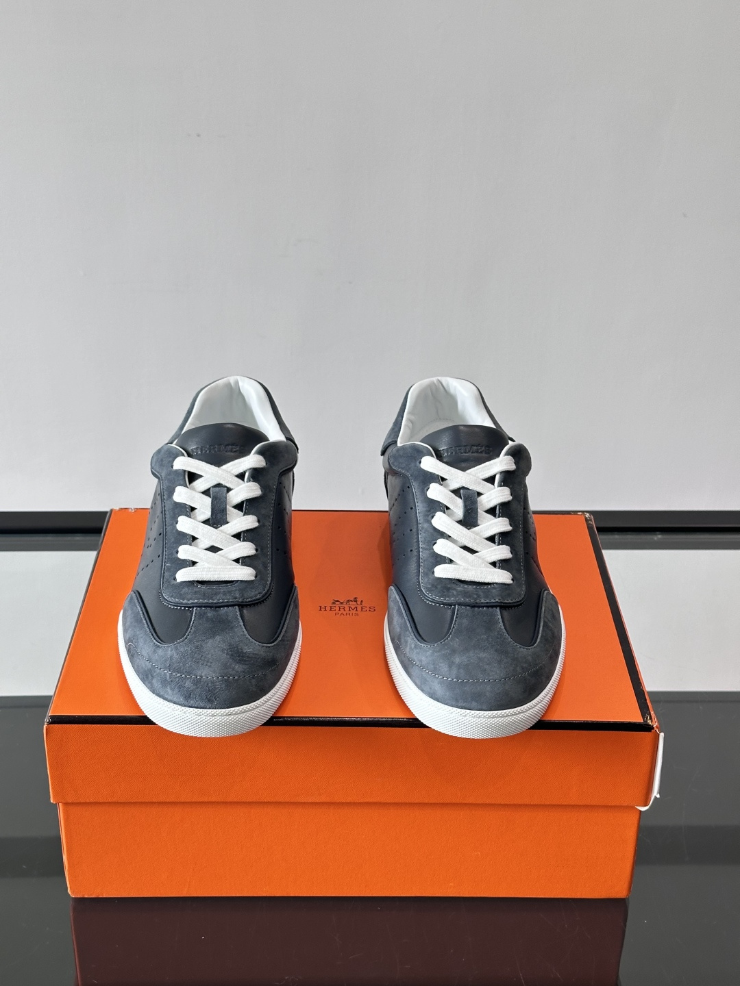 H爱马仕德训鞋采用头层牛皮，质感细腻耐用，鞋面搭配简约线条，复古又百搭✨。薄底设计轻便舒适，长时间走路也