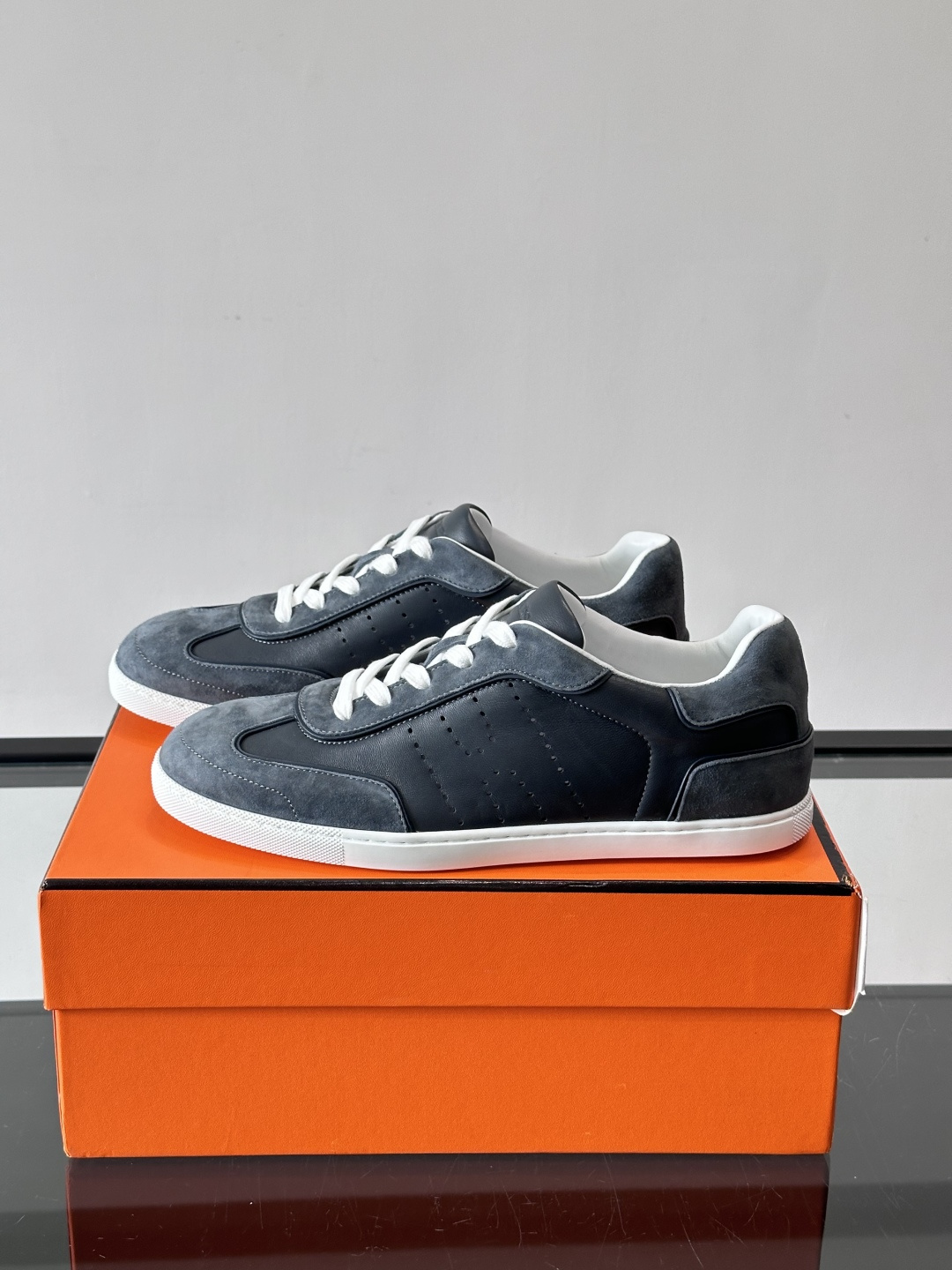 H爱马仕德训鞋采用头层牛皮，质感细腻耐用，鞋面搭配简约线条，复古又百搭✨。薄底设计轻便舒适，长时间走路也