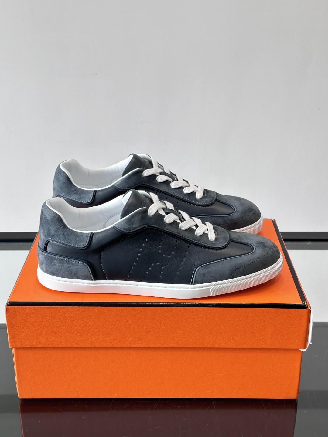 H爱马仕德训鞋采用头层牛皮，质感细腻耐用，鞋面搭配简约线条，复古又百搭✨。薄底设计轻便舒适，长时间走路也