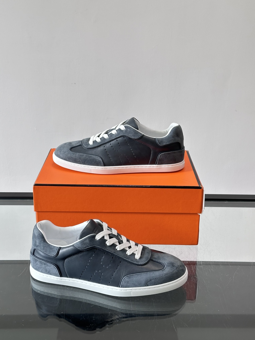 H爱马仕德训鞋采用头层牛皮，质感细腻耐用，鞋面搭配简约线条，复古又百搭✨。薄底设计轻便舒适，长时间走路也