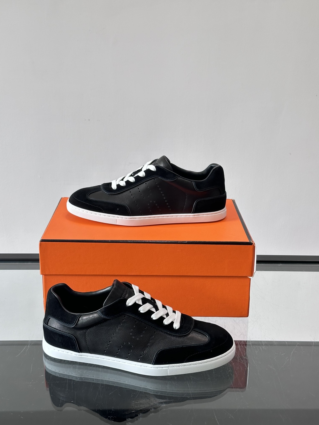 H爱马仕德训鞋采用头层牛皮，质感细腻耐用，鞋面搭配简约线条，复古又百搭✨。薄底设计轻便舒适，长时间走路也