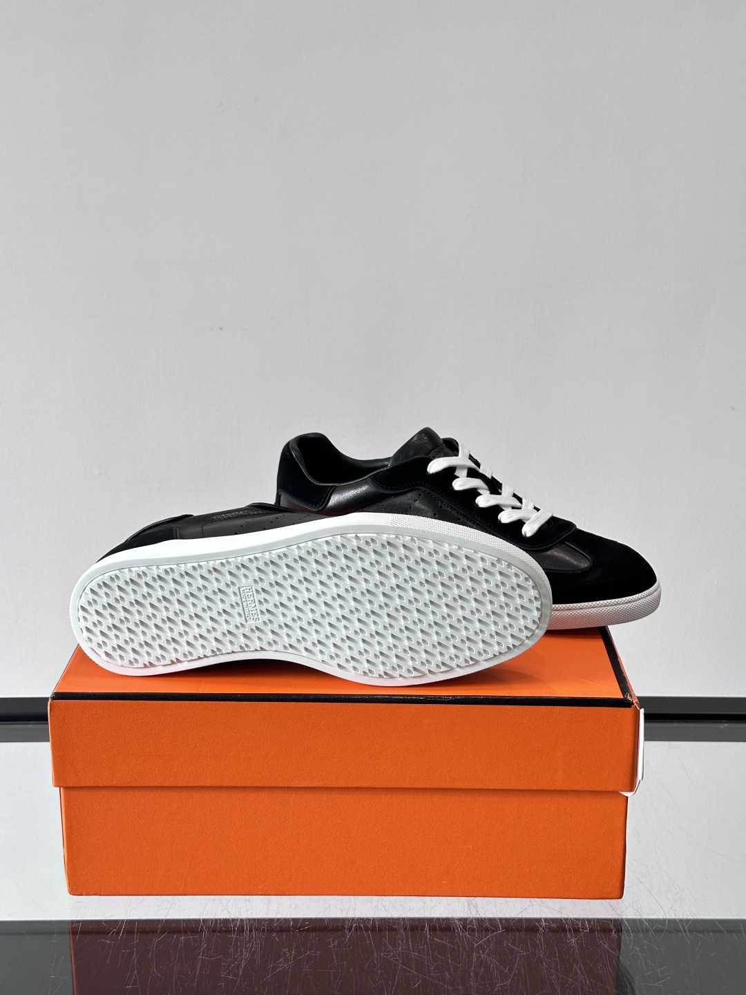 H爱马仕德训鞋采用头层牛皮，质感细腻耐用，鞋面搭配简约线条，复古又百搭✨。薄底设计轻便舒适，长时间走路也