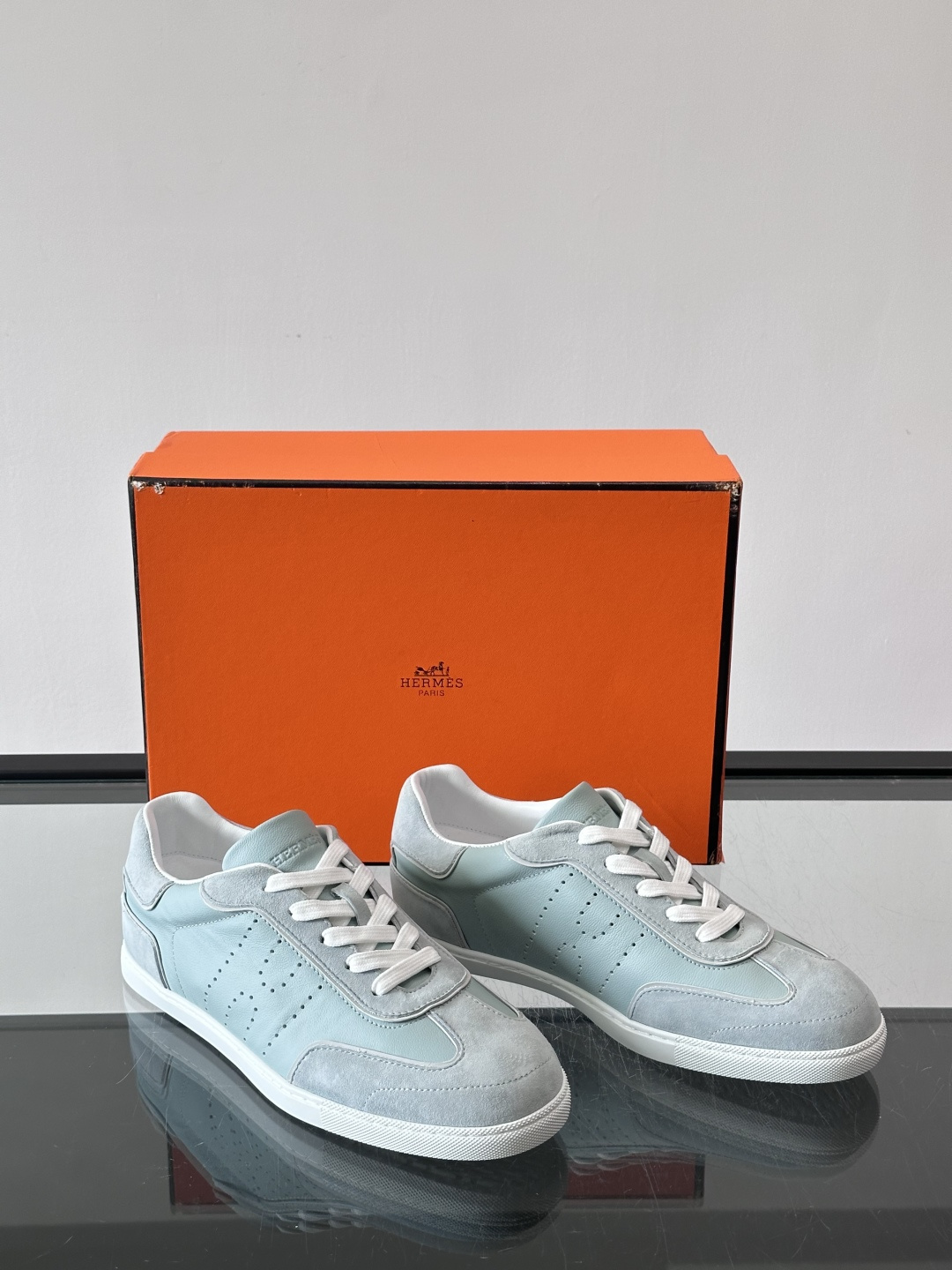 H爱马仕德训鞋采用头层牛皮，质感细腻耐用，鞋面搭配简约线条，复古又百搭✨。薄底设计轻便舒适，长时间走路也