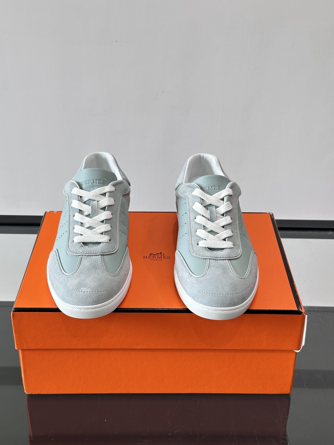 H爱马仕德训鞋采用头层牛皮，质感细腻耐用，鞋面搭配简约线条，复古又百搭✨。薄底设计轻便舒适，长时间走路也