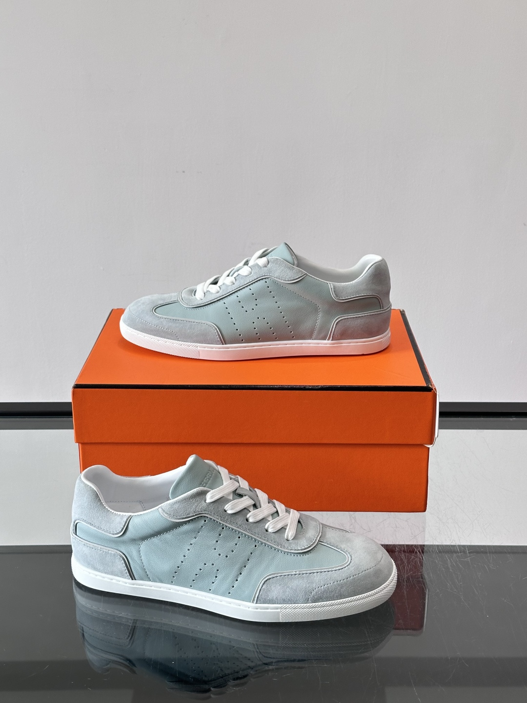 H爱马仕德训鞋采用头层牛皮，质感细腻耐用，鞋面搭配简约线条，复古又百搭✨。薄底设计轻便舒适，长时间走路也