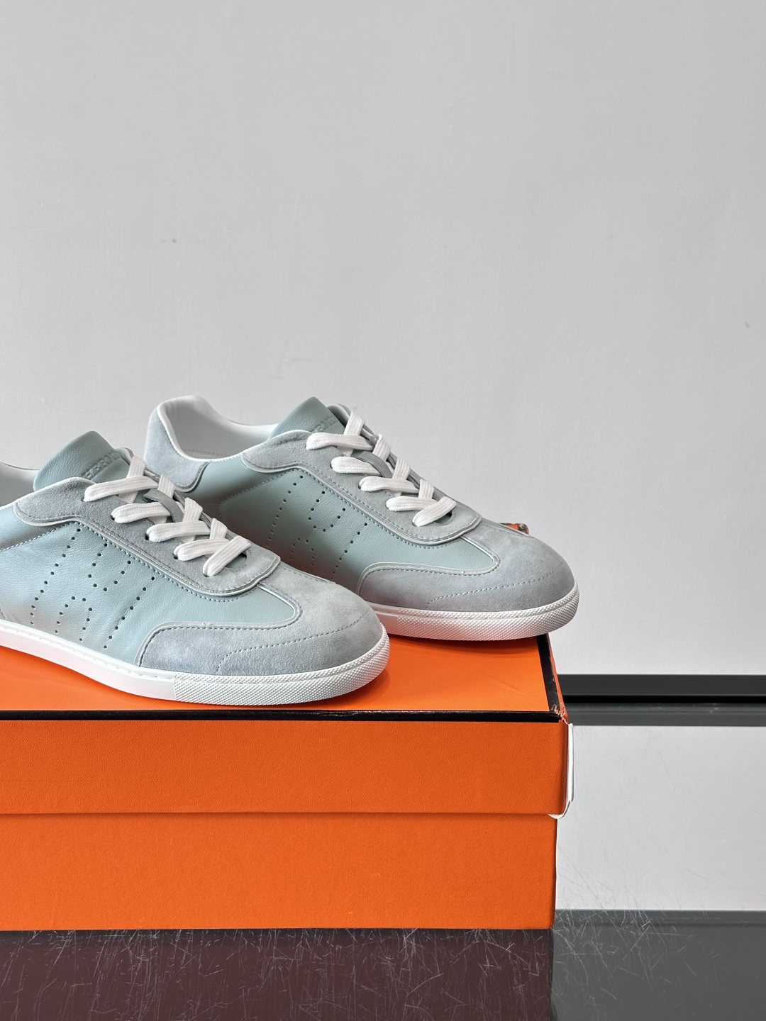 H爱马仕德训鞋采用头层牛皮，质感细腻耐用，鞋面搭配简约线条，复古又百搭✨。薄底设计轻便舒适，长时间走路也