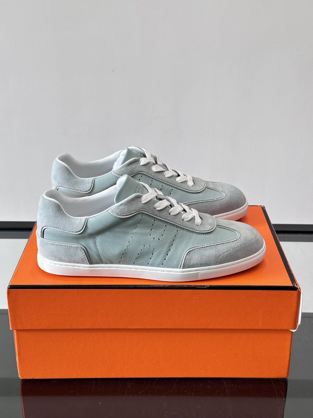 H爱马仕德训鞋采用头层牛皮，质感细腻耐用，鞋面搭配简约线条，复古又百搭✨。薄底设计轻便舒适，长时间走路也