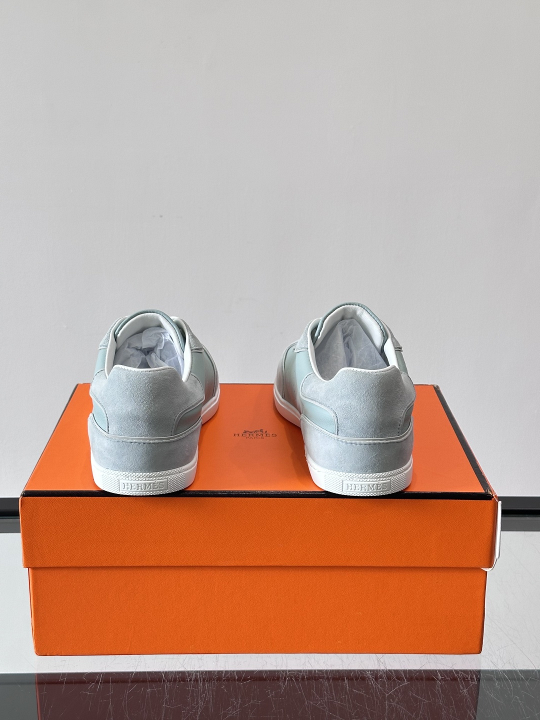 H爱马仕德训鞋采用头层牛皮，质感细腻耐用，鞋面搭配简约线条，复古又百搭✨。薄底设计轻便舒适，长时间走路也