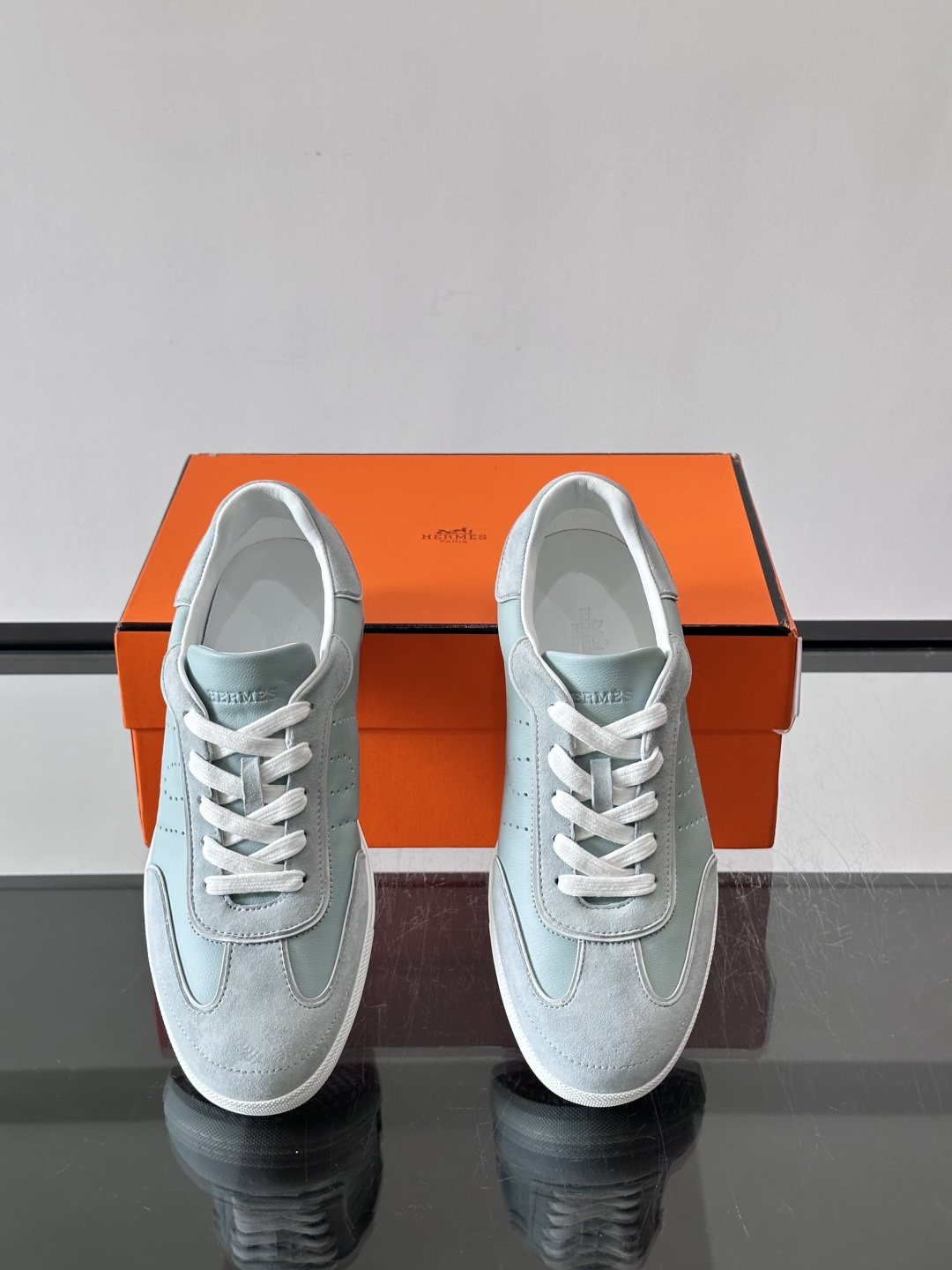 H爱马仕德训鞋采用头层牛皮，质感细腻耐用，鞋面搭配简约线条，复古又百搭✨。薄底设计轻便舒适，长时间走路也