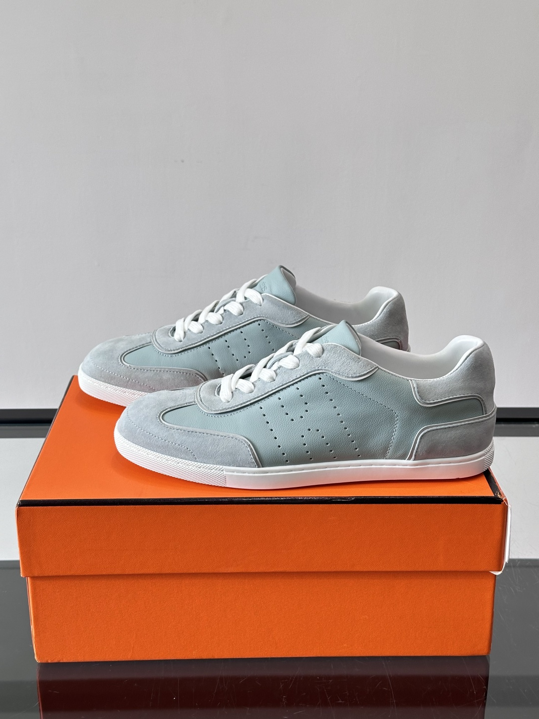 H爱马仕德训鞋采用头层牛皮，质感细腻耐用，鞋面搭配简约线条，复古又百搭✨。薄底设计轻便舒适，长时间走路也