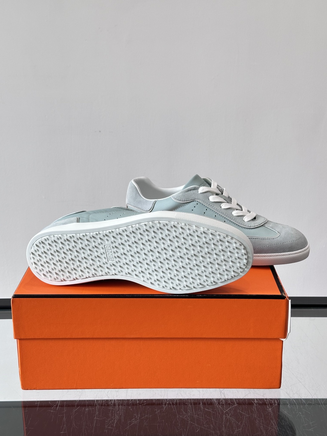 H爱马仕德训鞋采用头层牛皮，质感细腻耐用，鞋面搭配简约线条，复古又百搭✨。薄底设计轻便舒适，长时间走路也