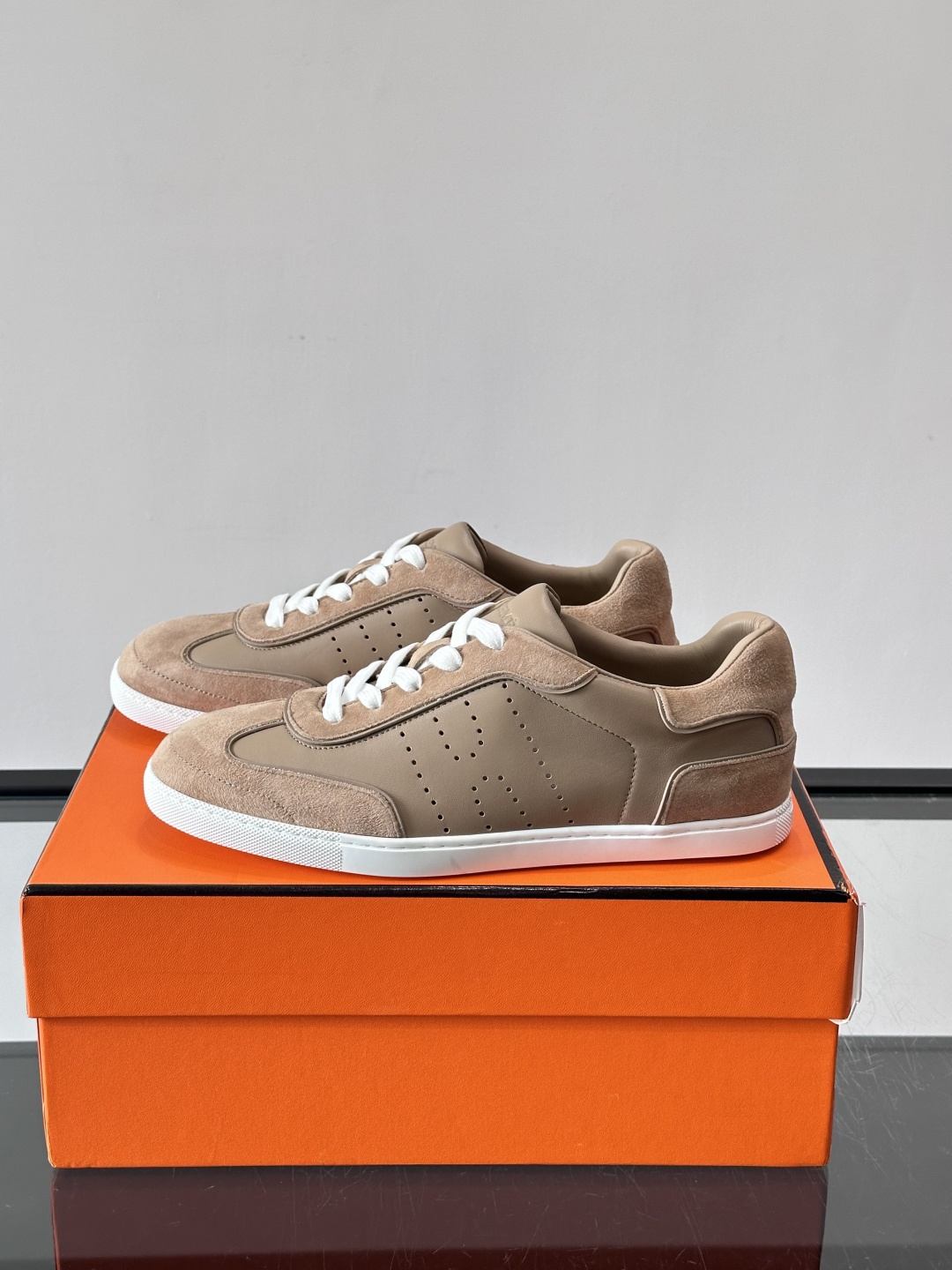 H爱马仕德训鞋采用头层牛皮，质感细腻耐用，鞋面搭配简约线条，复古又百搭✨。薄底设计轻便舒适，长时间走路也