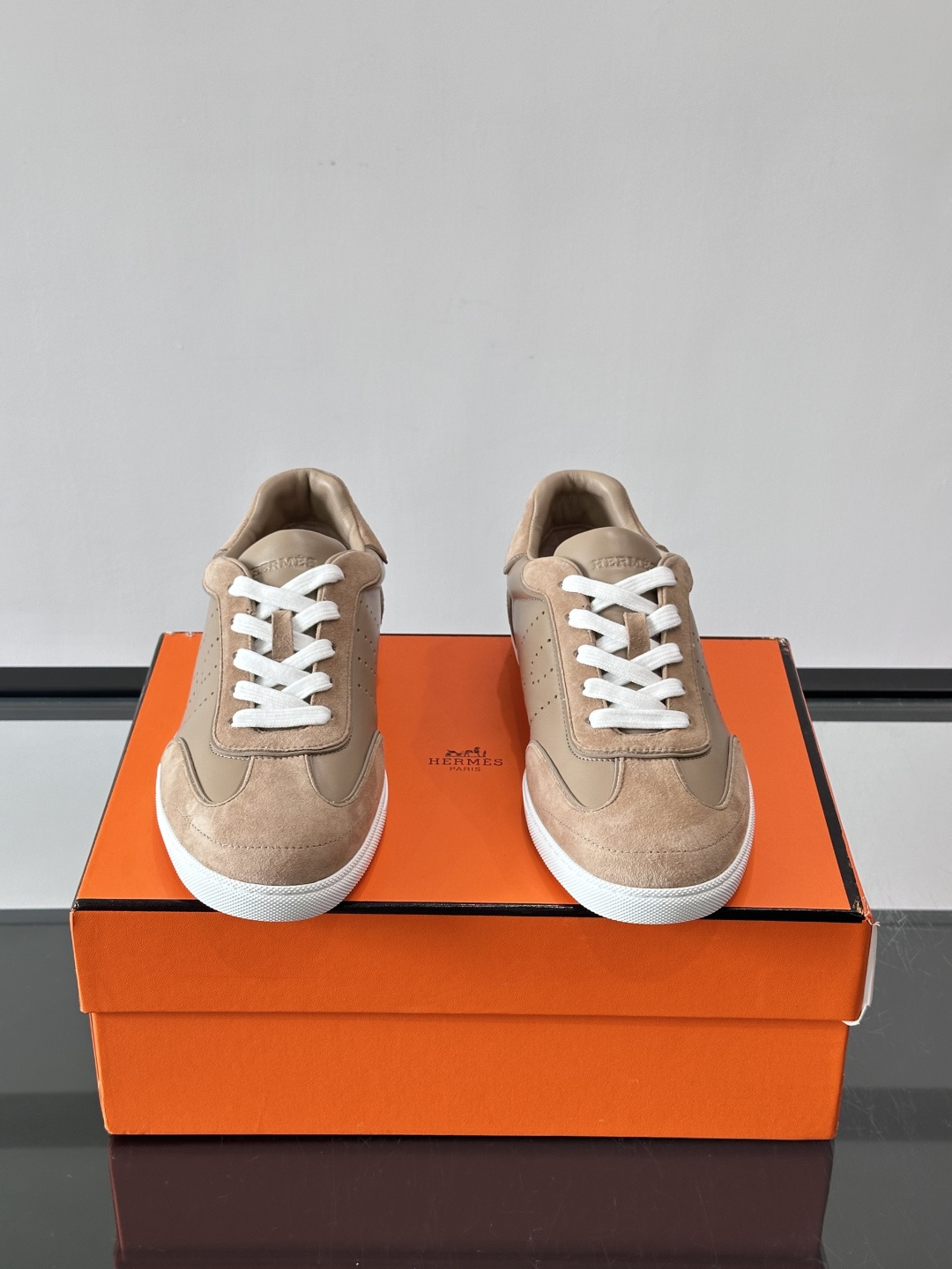 H爱马仕德训鞋采用头层牛皮，质感细腻耐用，鞋面搭配简约线条，复古又百搭✨。薄底设计轻便舒适，长时间走路也