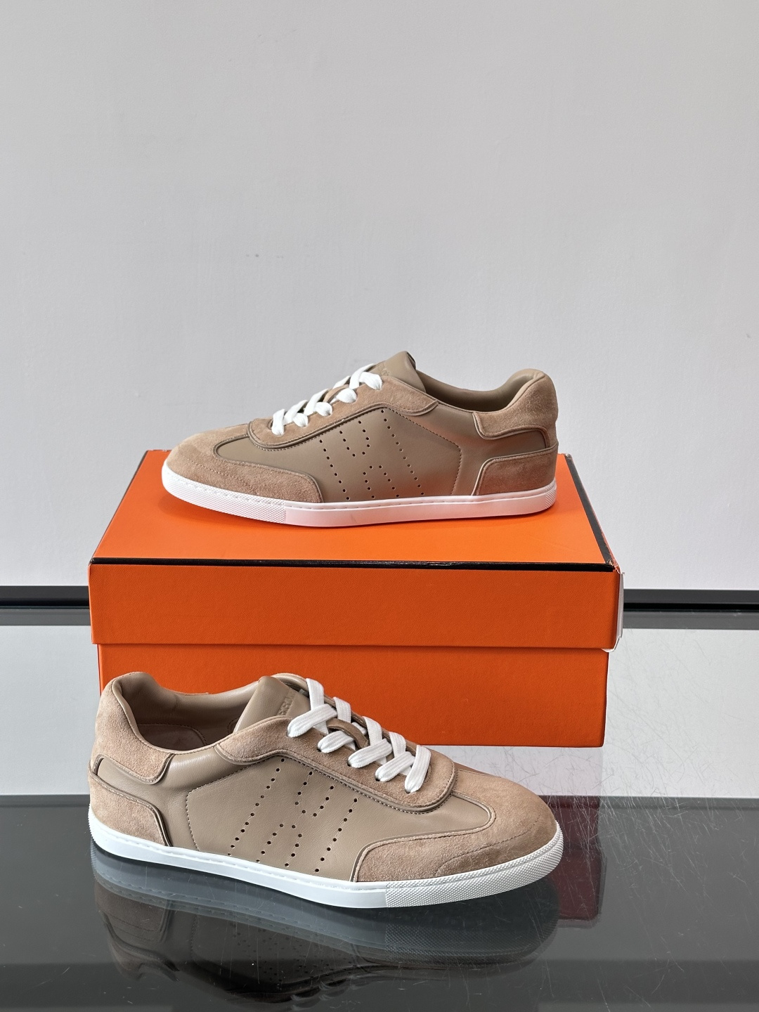 H爱马仕德训鞋采用头层牛皮，质感细腻耐用，鞋面搭配简约线条，复古又百搭✨。薄底设计轻便舒适，长时间走路也