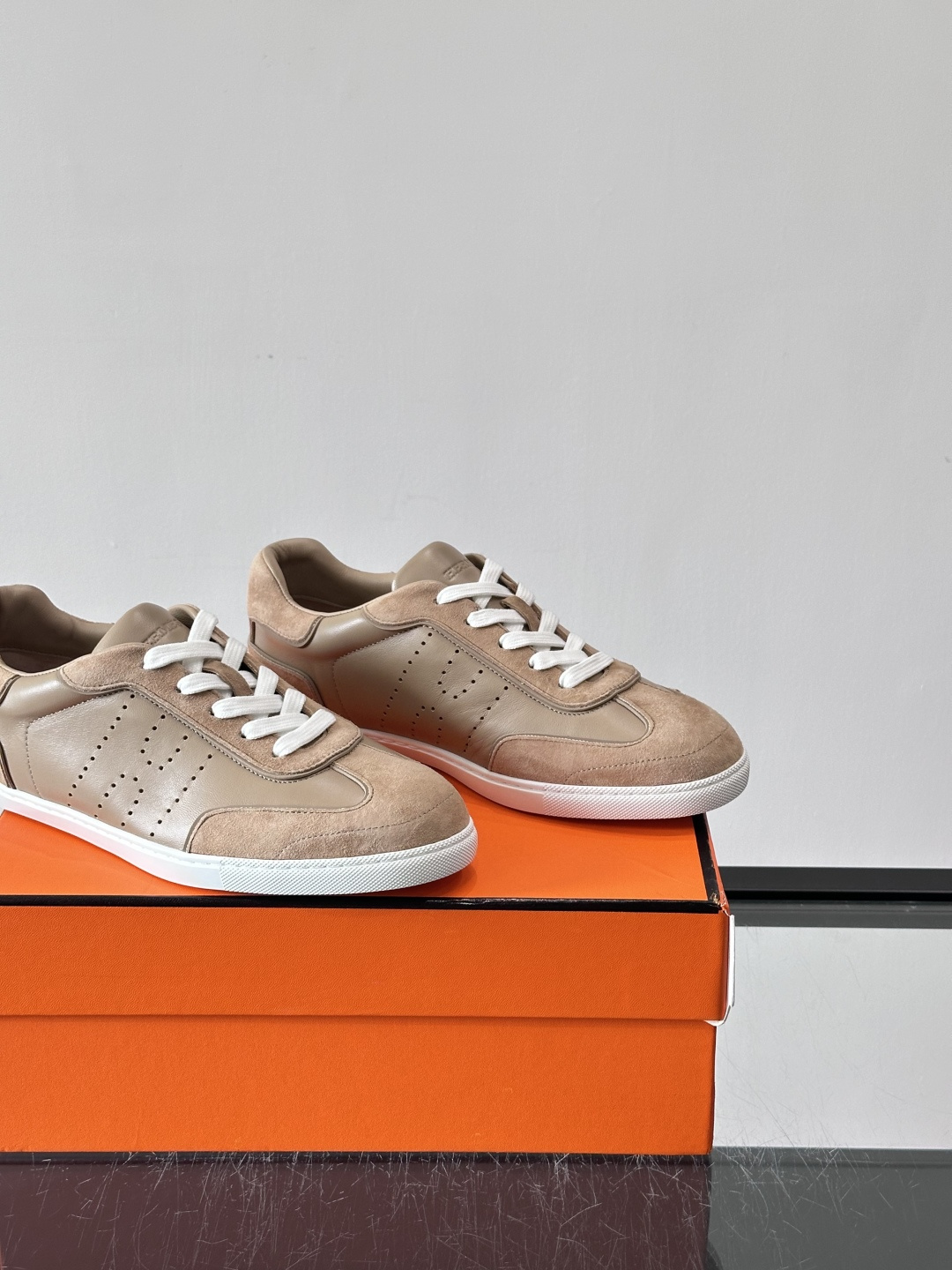 H爱马仕德训鞋采用头层牛皮，质感细腻耐用，鞋面搭配简约线条，复古又百搭✨。薄底设计轻便舒适，长时间走路也