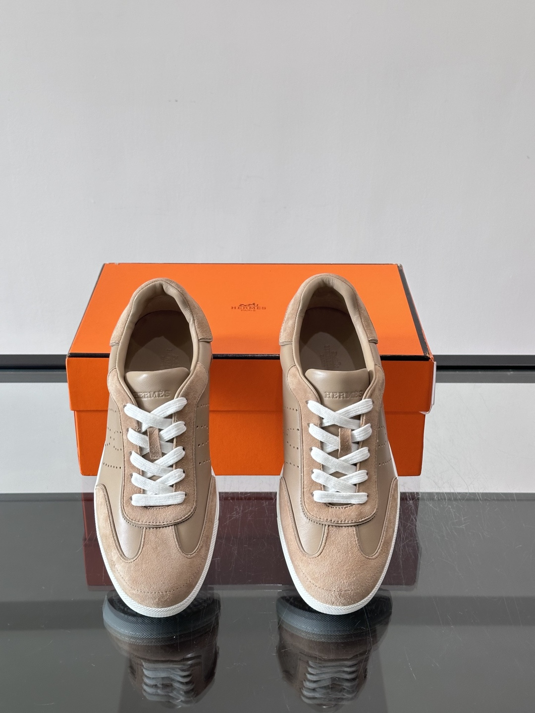 H爱马仕德训鞋采用头层牛皮，质感细腻耐用，鞋面搭配简约线条，复古又百搭✨。薄底设计轻便舒适，长时间走路也