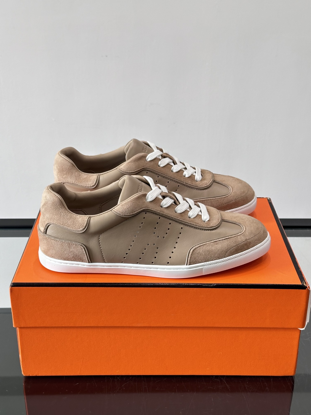 H爱马仕德训鞋采用头层牛皮，质感细腻耐用，鞋面搭配简约线条，复古又百搭✨。薄底设计轻便舒适，长时间走路也