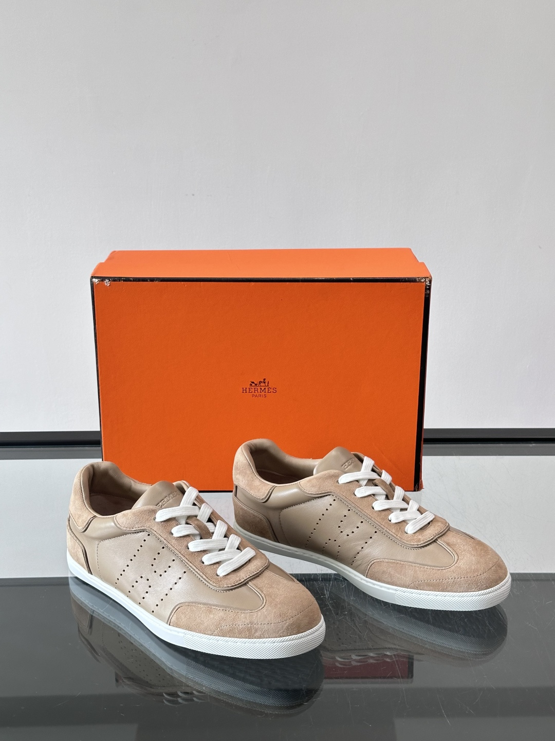 H爱马仕德训鞋采用头层牛皮，质感细腻耐用，鞋面搭配简约线条，复古又百搭✨。薄底设计轻便舒适，长时间走路也