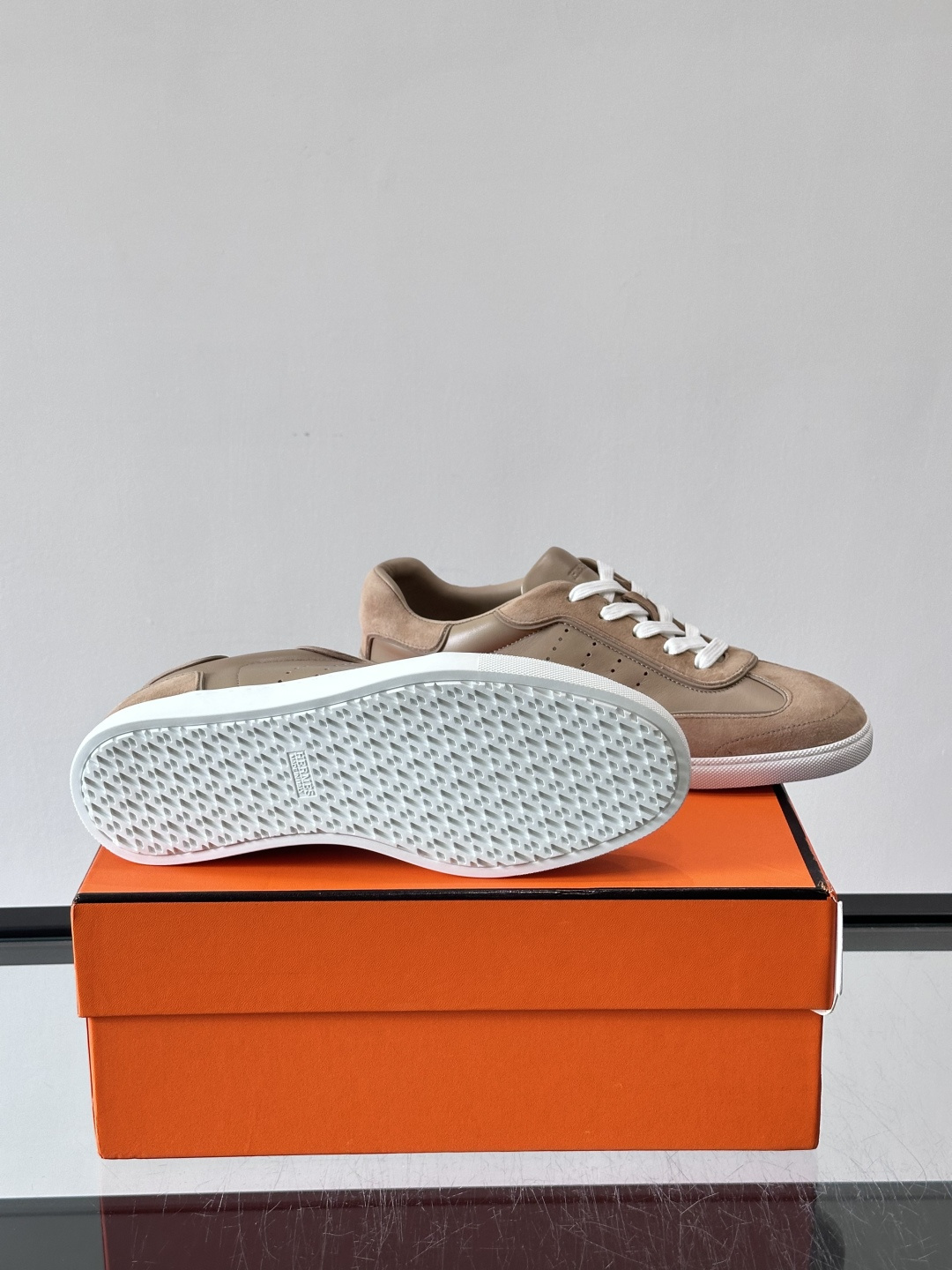 H爱马仕德训鞋采用头层牛皮，质感细腻耐用，鞋面搭配简约线条，复古又百搭✨。薄底设计轻便舒适，长时间走路也