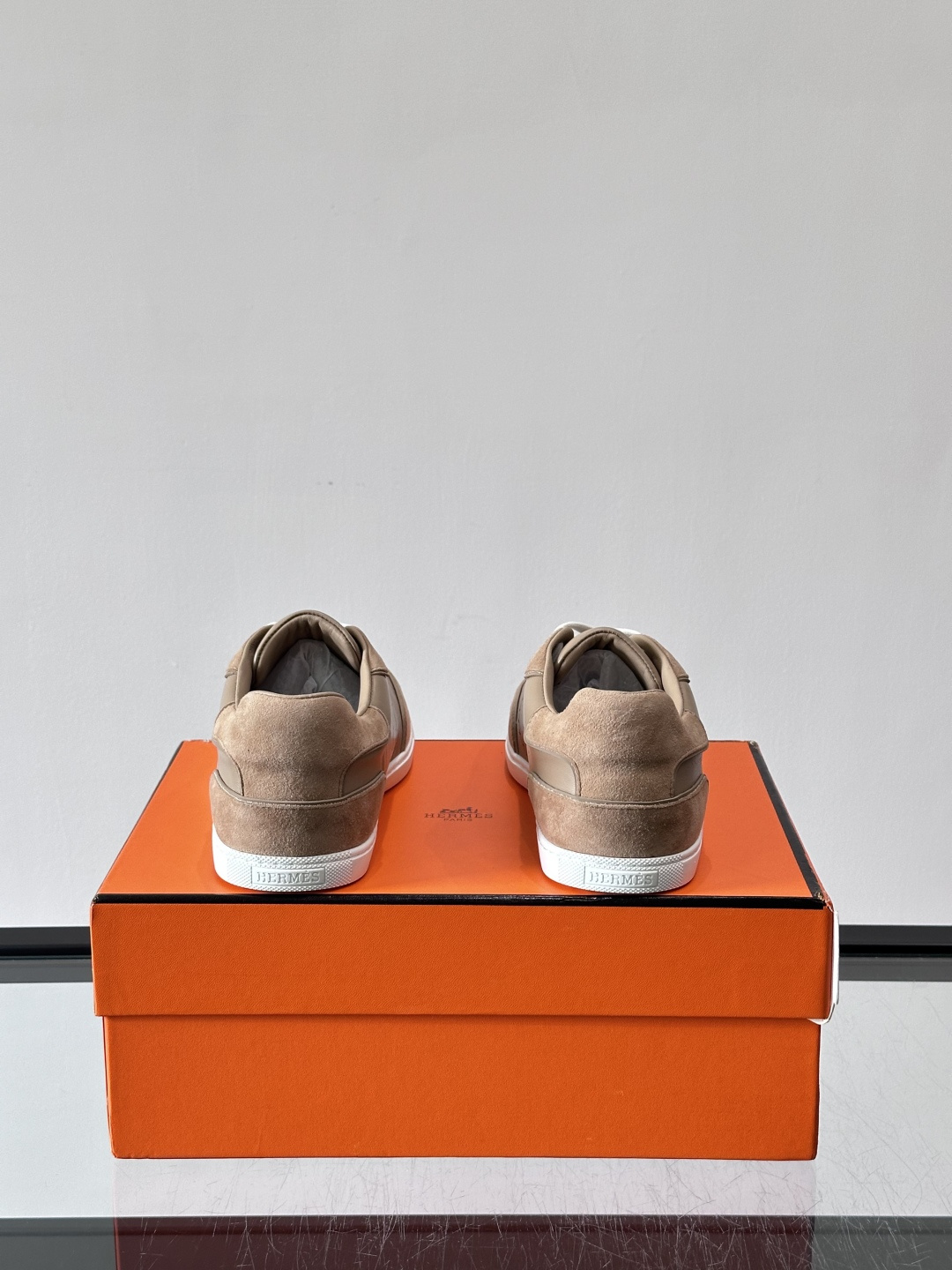 H爱马仕德训鞋采用头层牛皮，质感细腻耐用，鞋面搭配简约线条，复古又百搭✨。薄底设计轻便舒适，长时间走路也