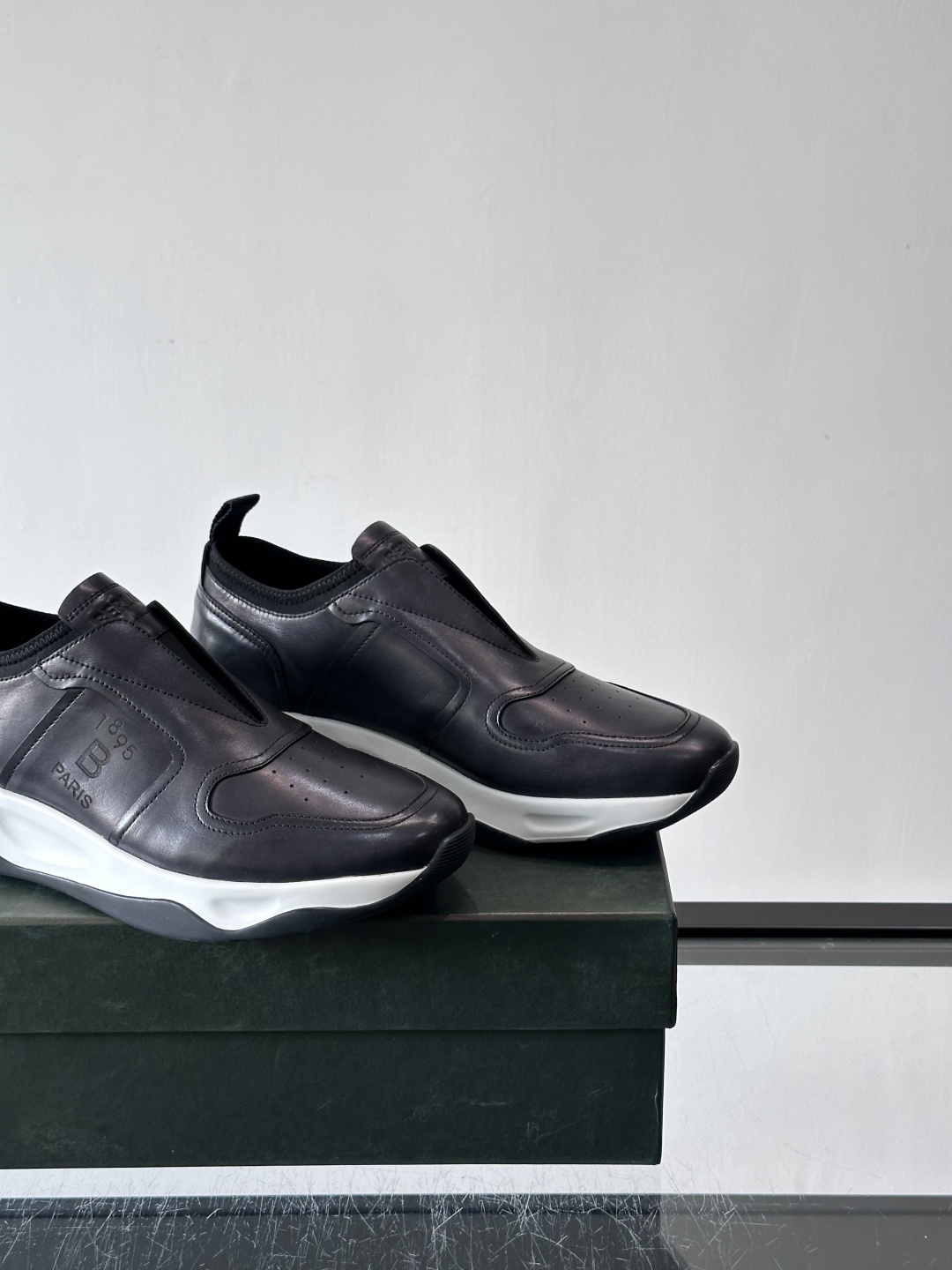 berlut*布鲁提男士皮革运动鞋，优质皮革鞋面+白色橡胶鞋底，简约又有辨识度。侧面“B PARIS”标